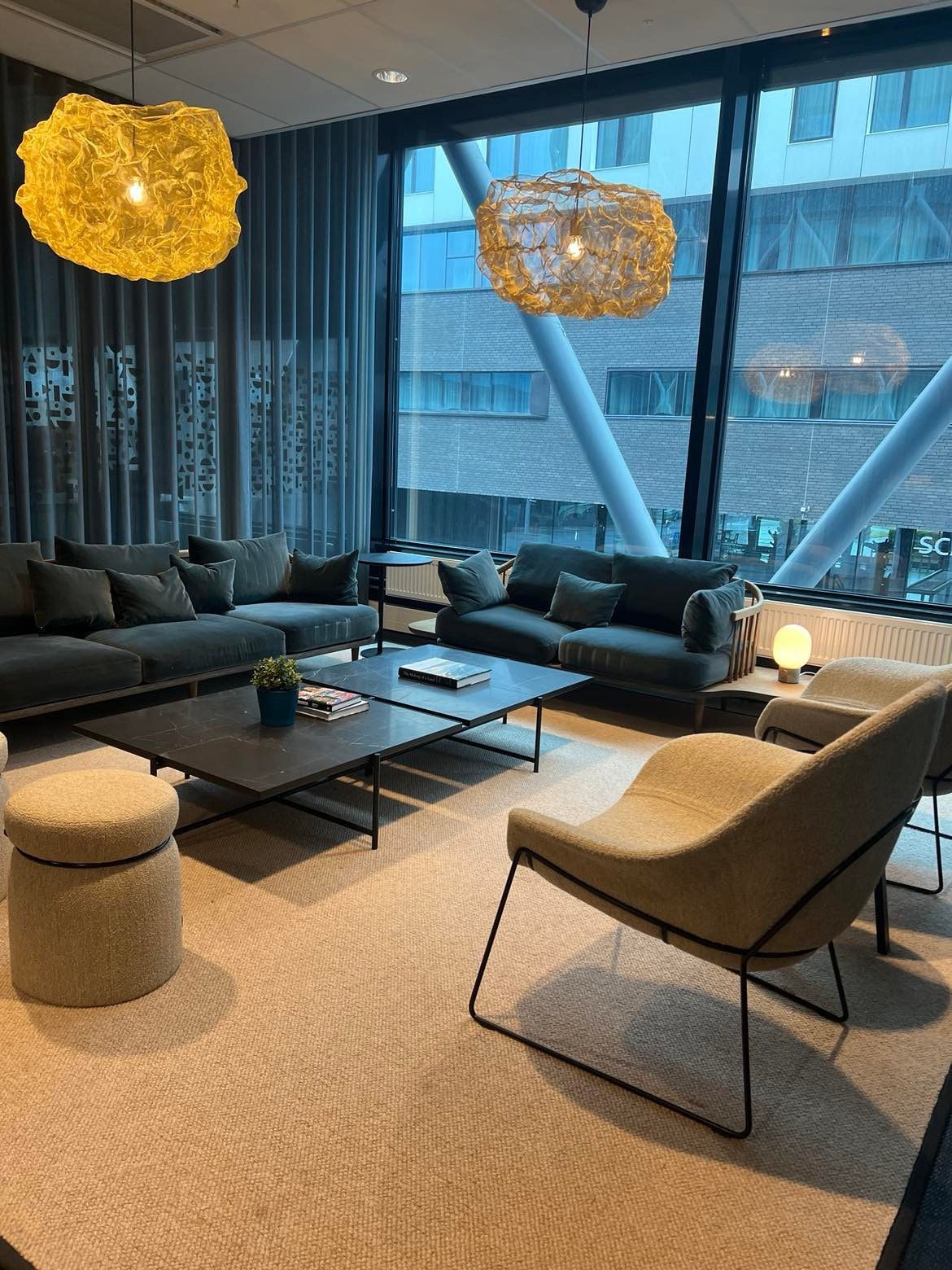 Flotte fellesarealer som inviterer til å bygge nettverk Galleribilde