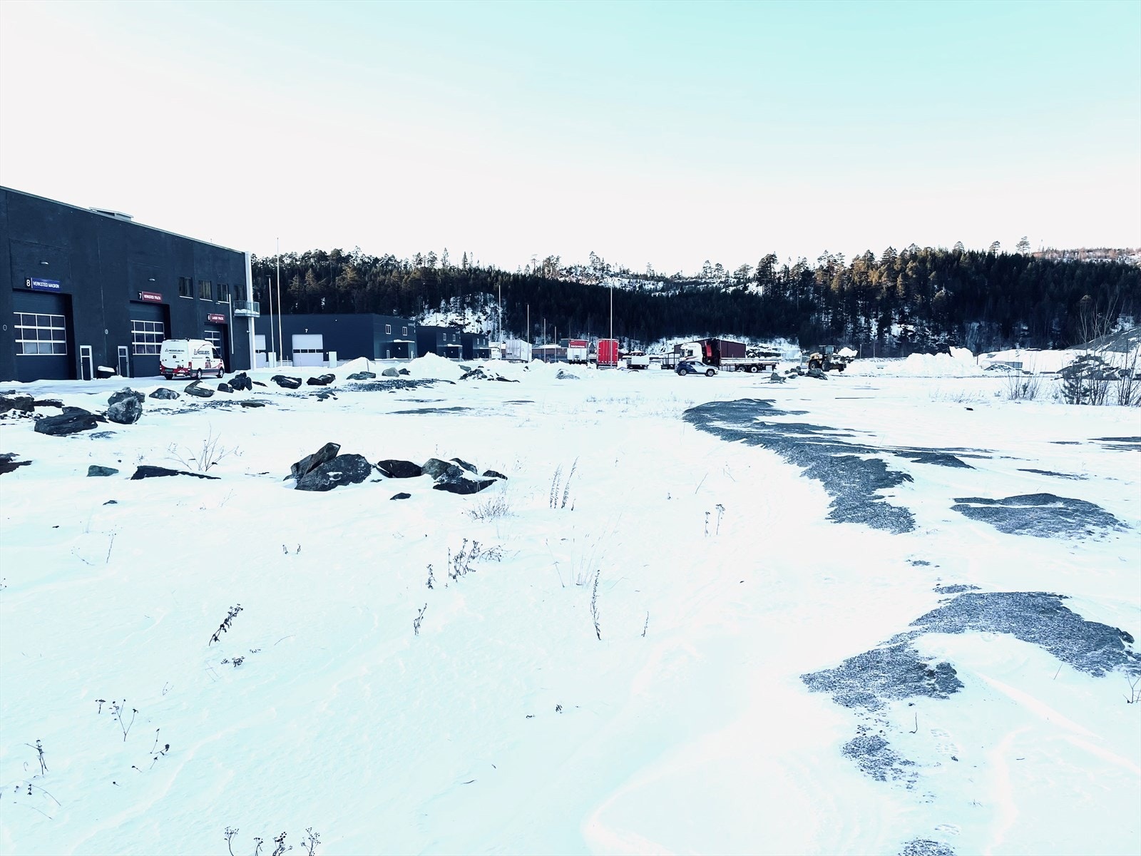 Tomten mot innkjøring. Galleribilde