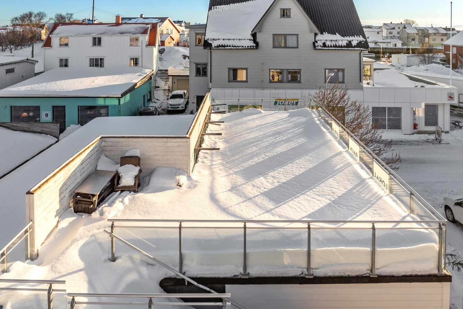 Uteareal med trapp opp til takterrasse Galleribilde