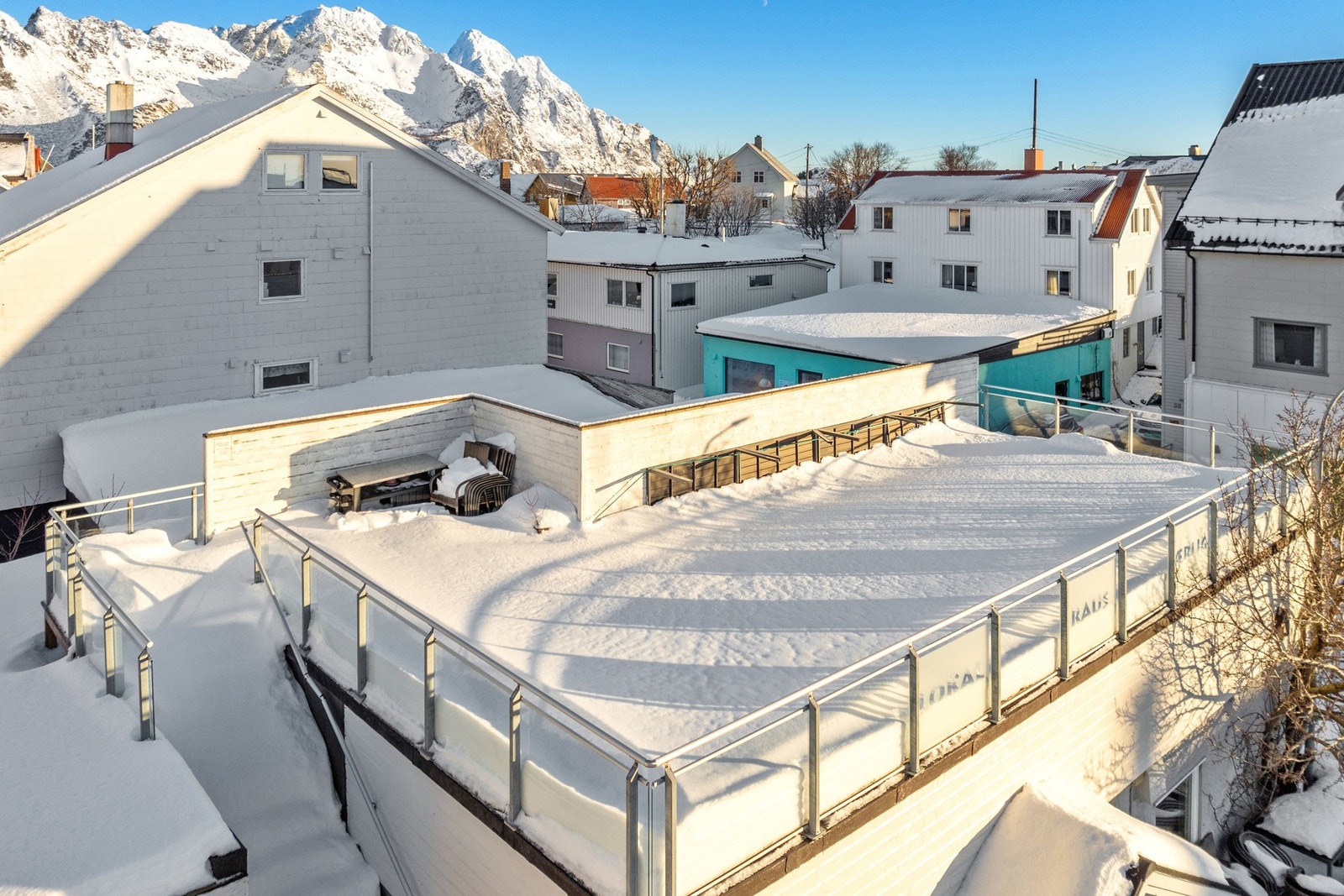 Uteareal med trapp opp til takterrasse Galleribilde