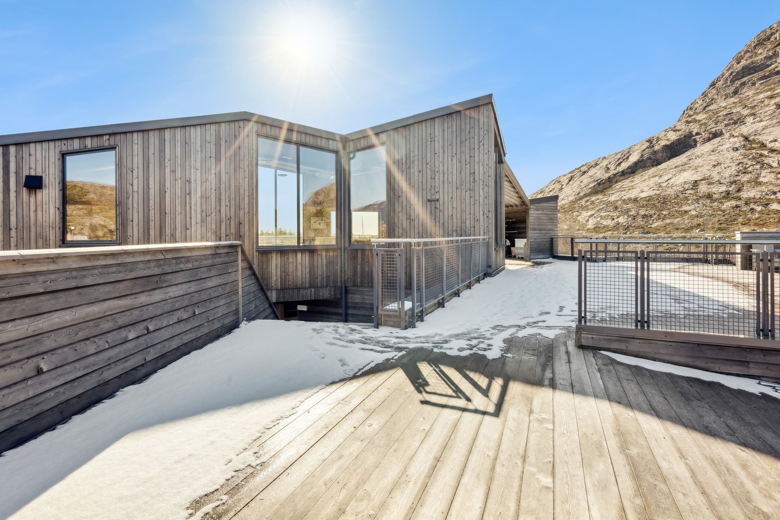 God plass for å ha mange bord å stoler for store grupper på de fine sommerdagene eller høst dagene. Galleribilde