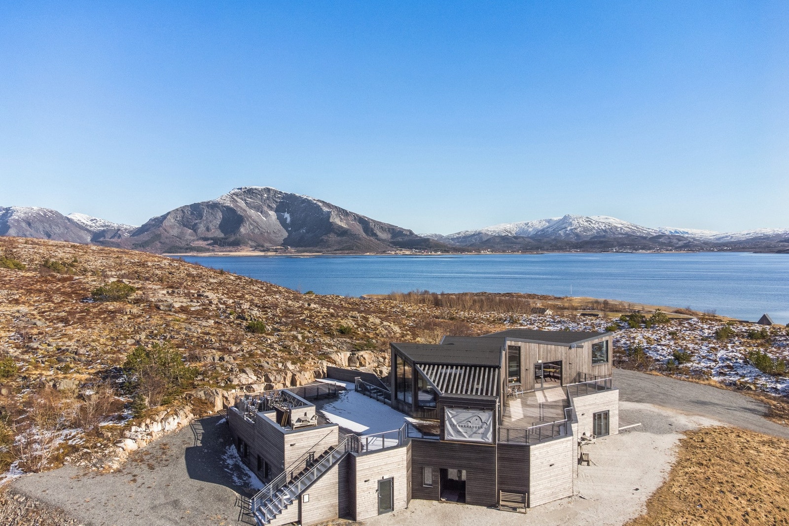 Ta kontakt med Jonny Rosvoll-Stormo for visning!
Områdebilde og over Torgfjorden er Trælneshatten i bakgrunn. Galleribilde