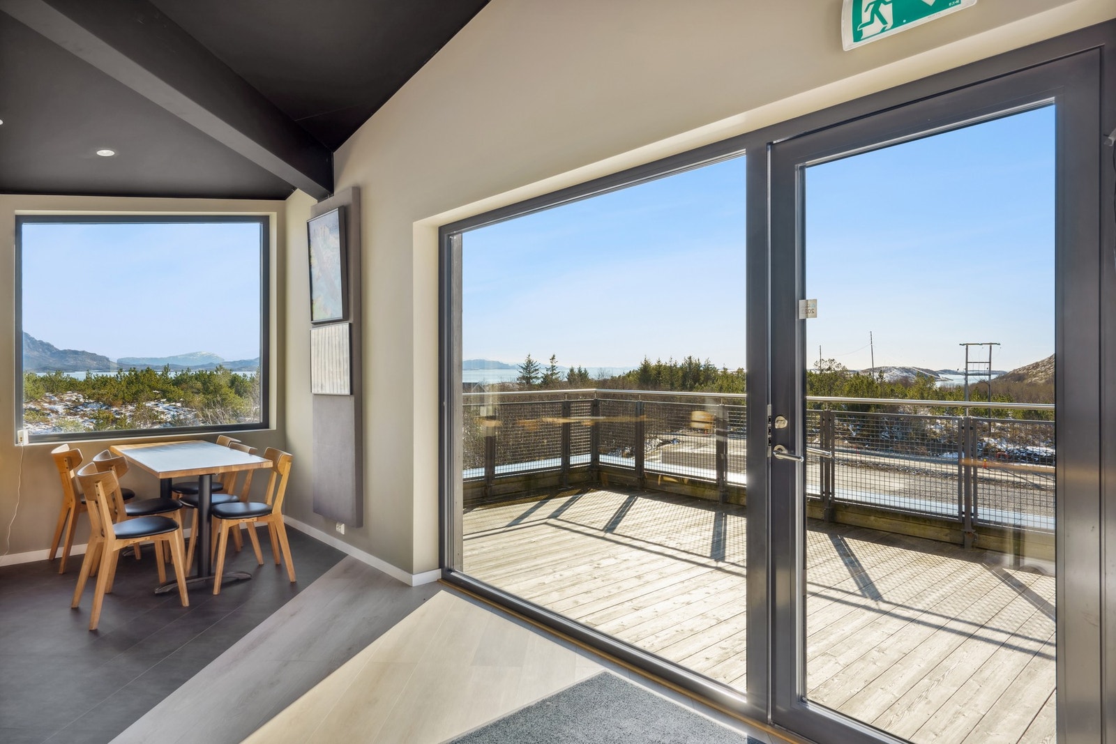 Egen utgang ut for å nyte en lunsj, middag eller noe kaldt å drikke for gjester. Galleribilde