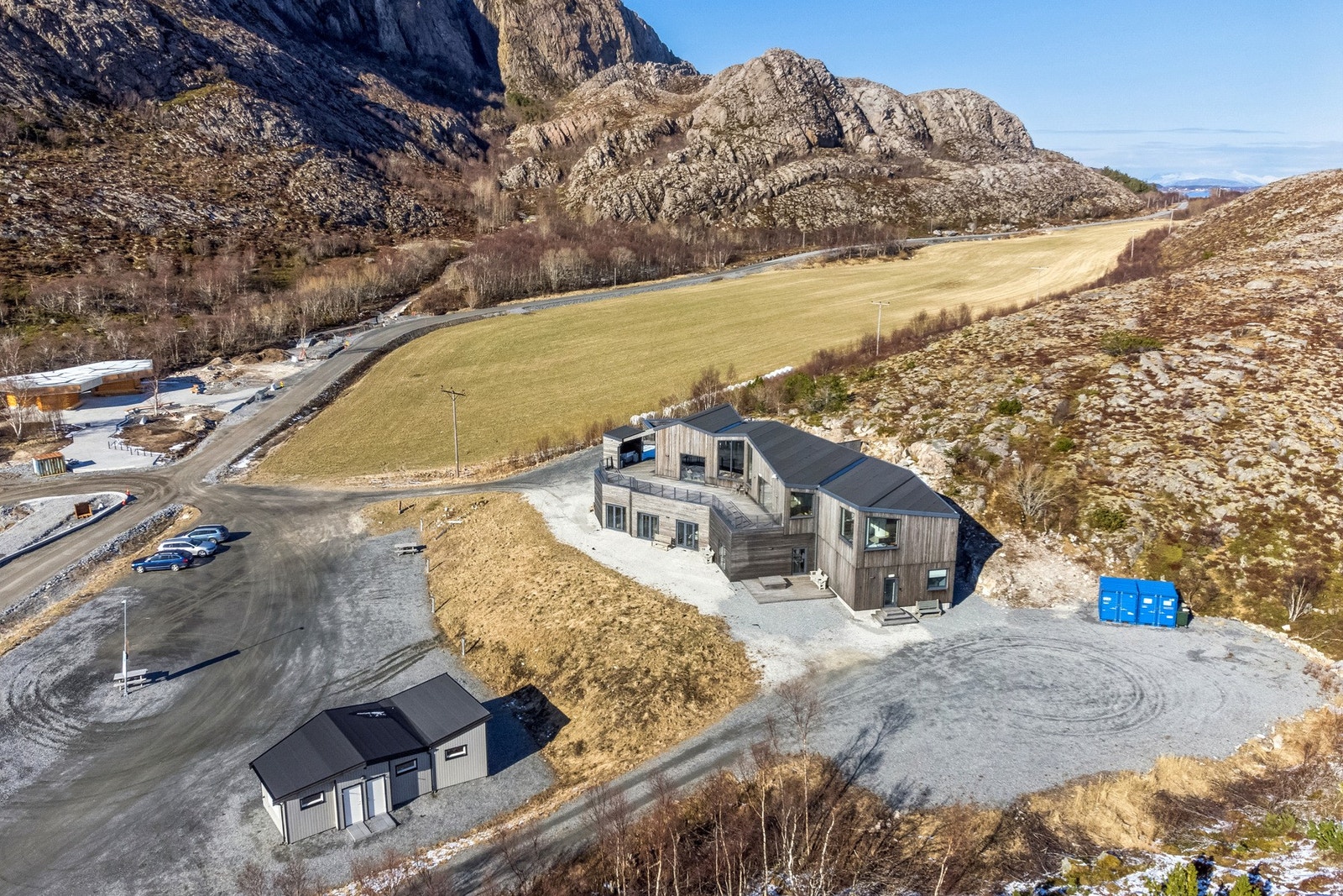 Parkeringsplass til både til turister og privat parkeringsplass til besøkende av Torgarhaugen. Fylkesvei 7234 som går til Brønnøysund. Foten av fjellet er starten av sherpatrappa. Galleribilde