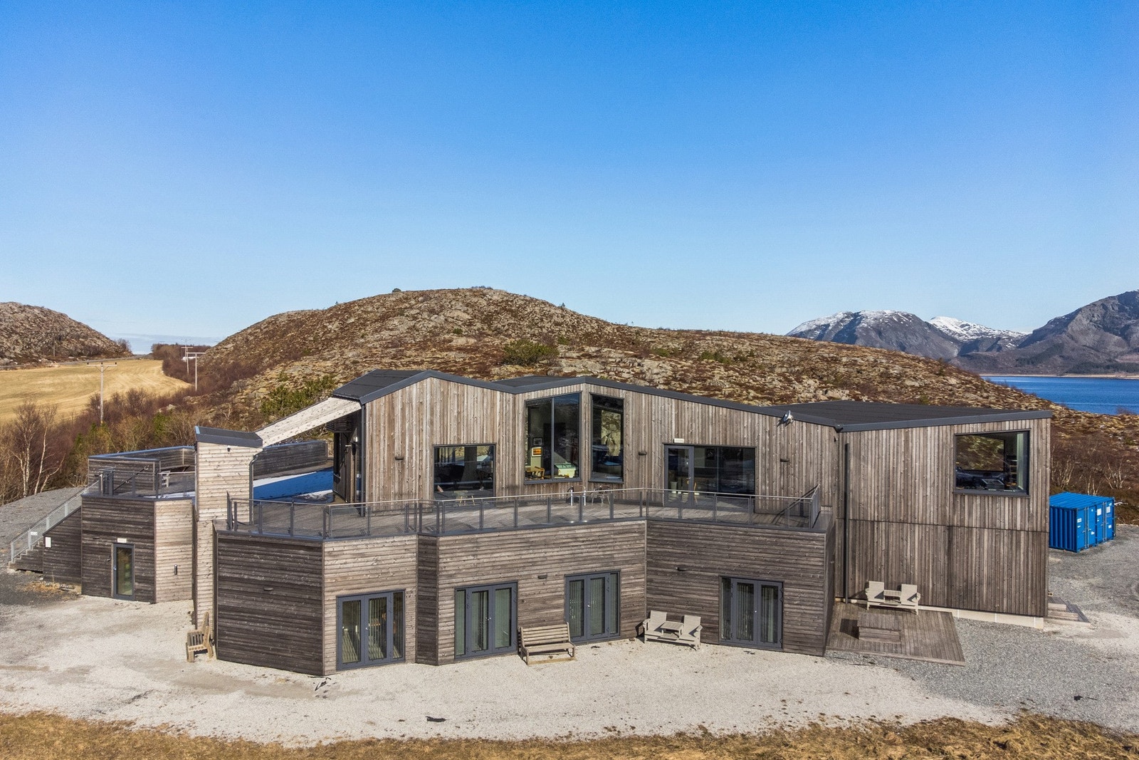 Arketonisk utforming av eiendommen. "forsvinner" i ett med naturen Galleribilde