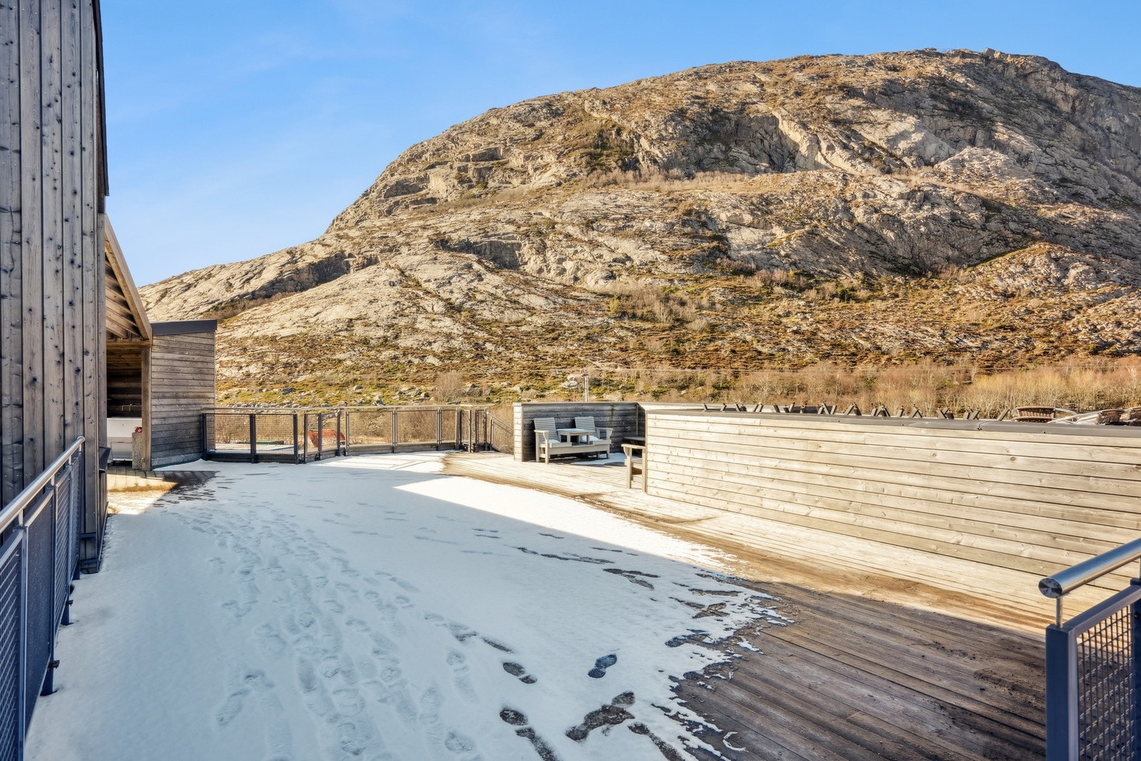 Terrasse "baksiden" av bygget. Her kan man forflytte seg vis det er vind på forsiden av bygget. Galleribilde