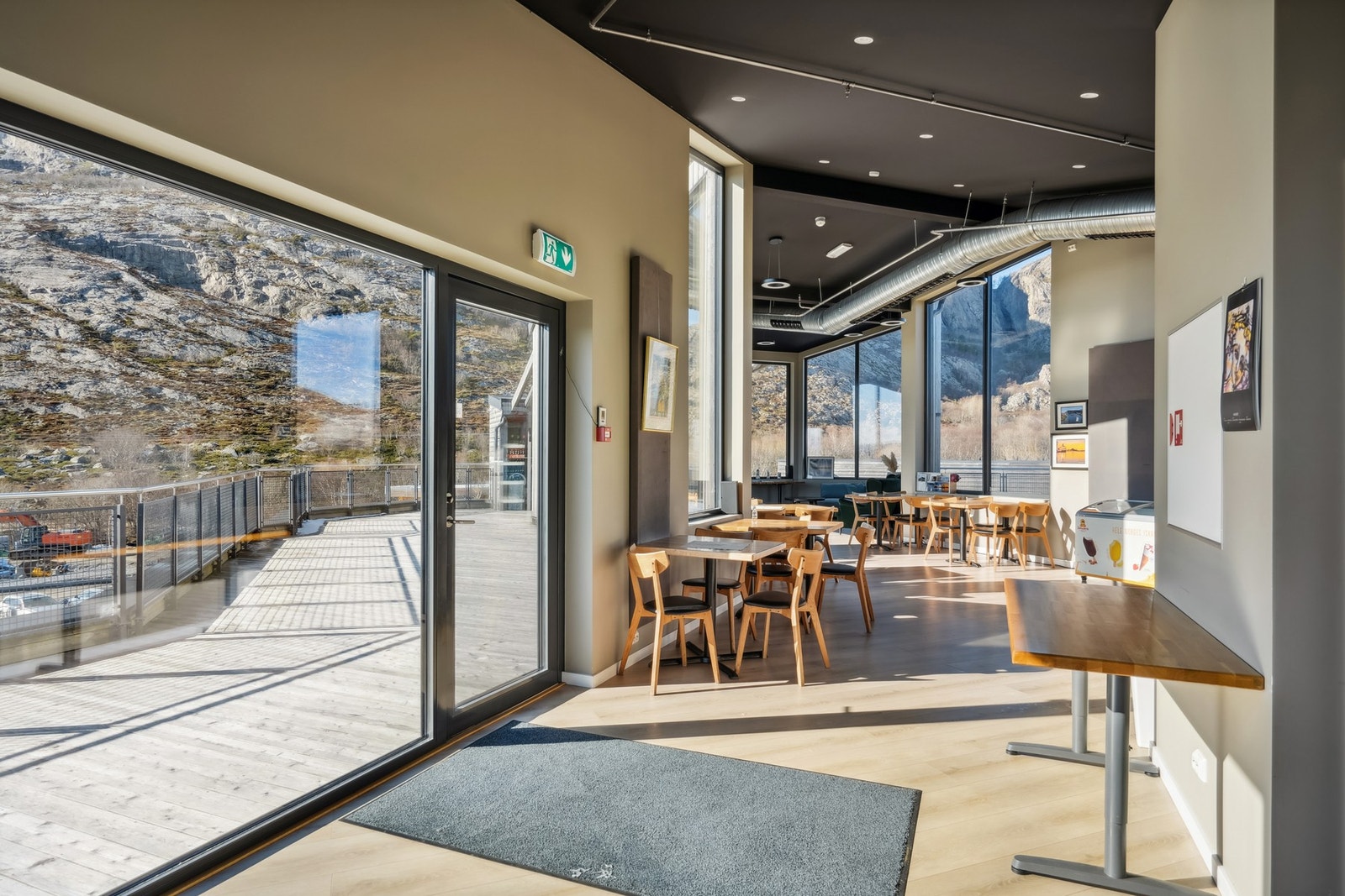 Kall det gjerne en "foajé" eller etter ditt eget ønske. God lys innspill hele døgnet inn mot resturantdelen. Galleribilde