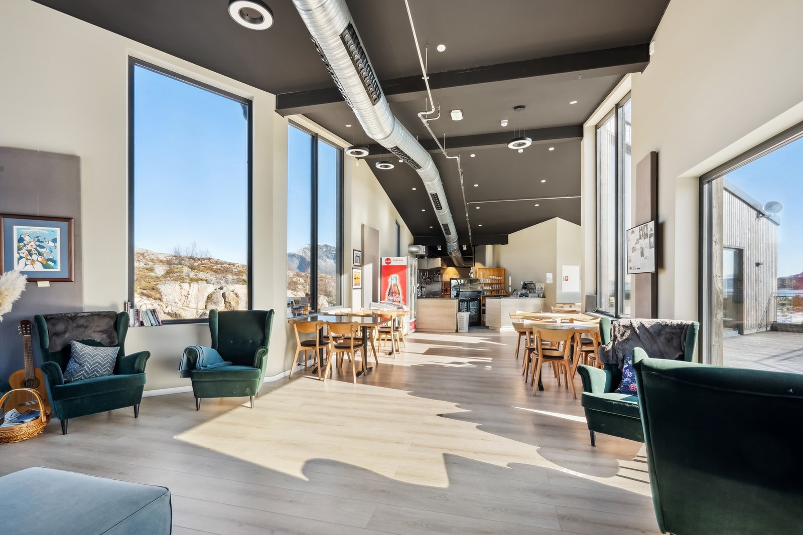 God lysinnspill med god ventilasjon. Flotte detaljer med malinger og listefritt. Galleribilde