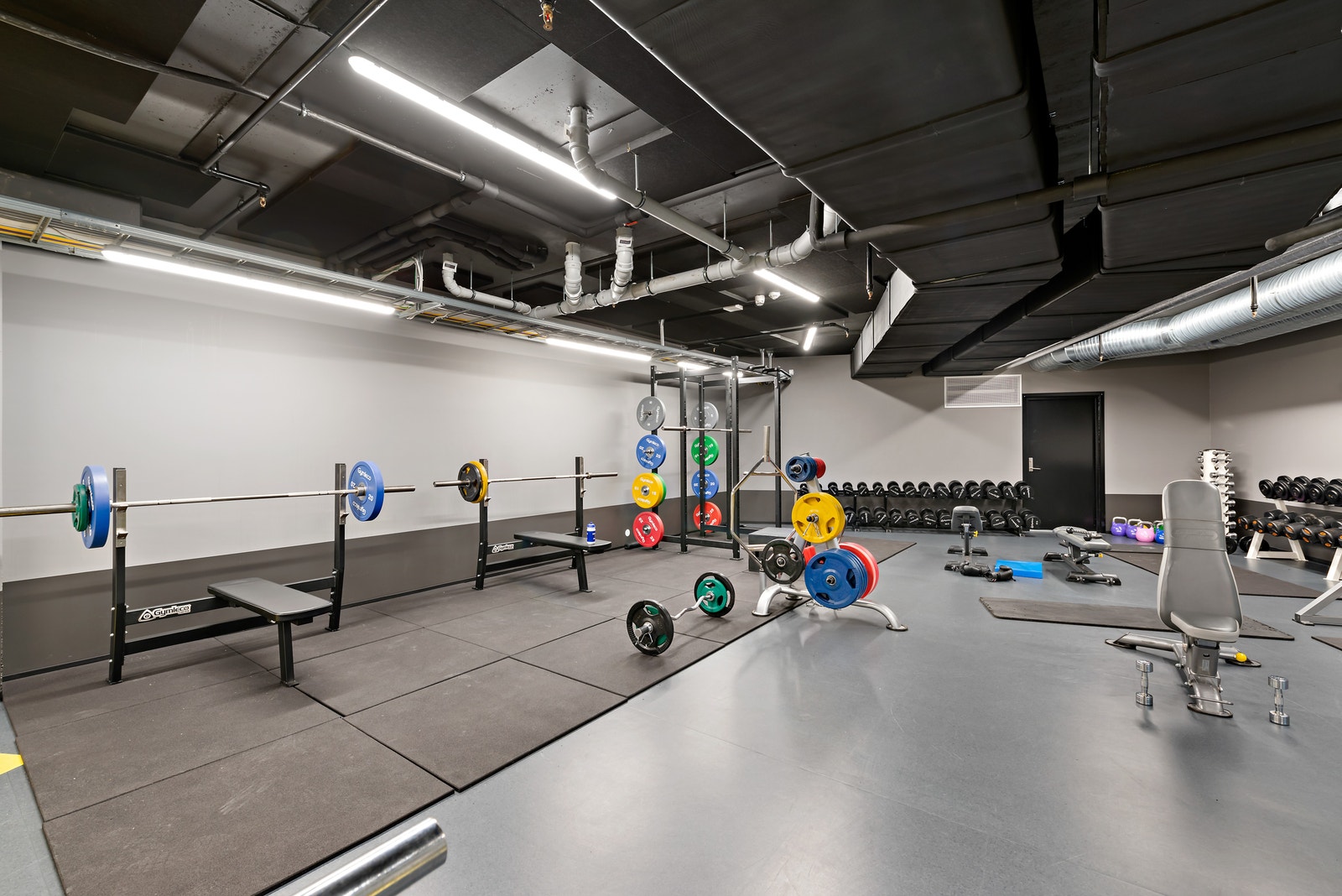 Stort felles treningsrom i kjelleren Galleribilde