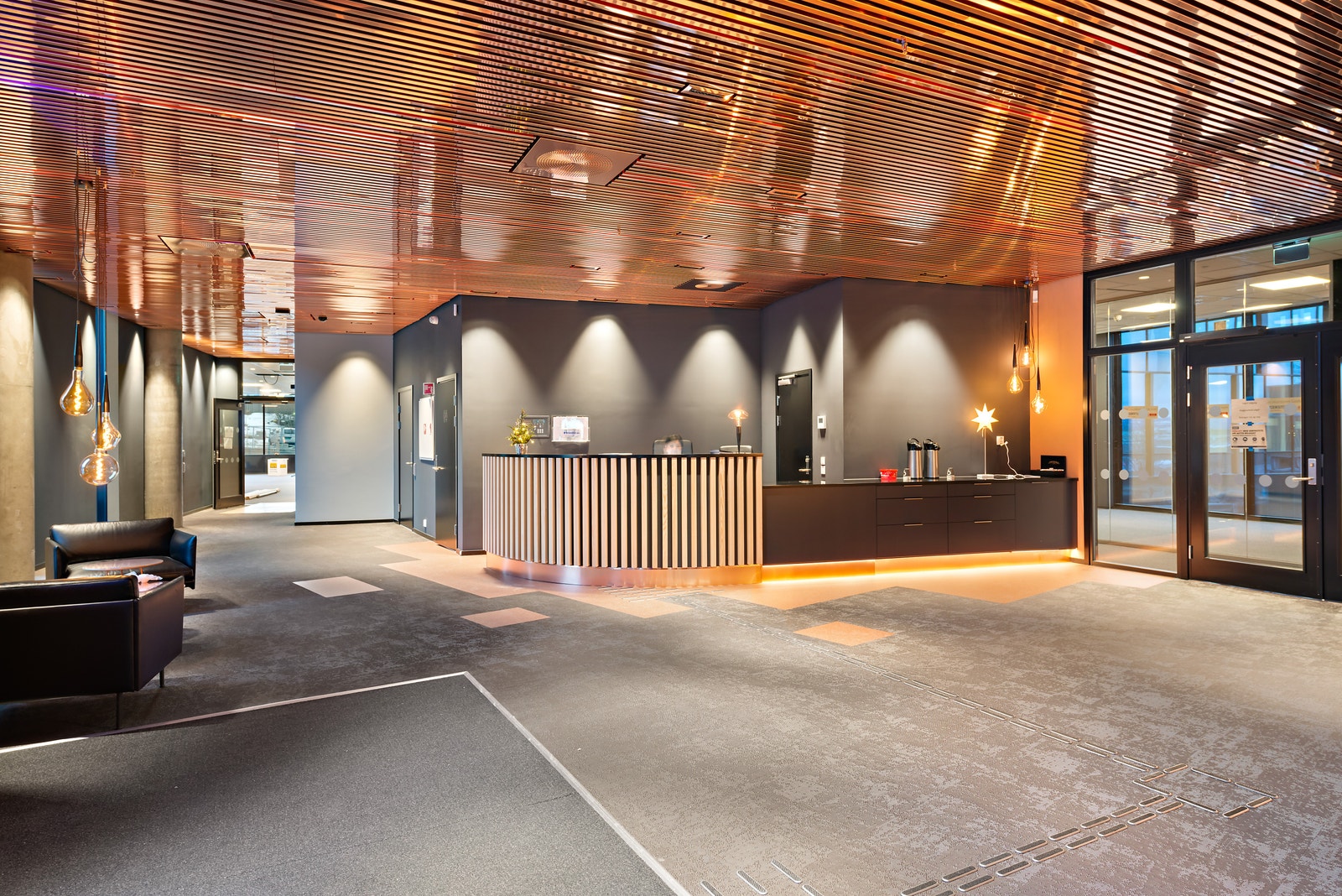 Betjent resepsjon rett innenfor hovedinngangen til bygget. Her er det også 3 møterom som leietakerne på bygget fritt kan reservere. Galleribilde