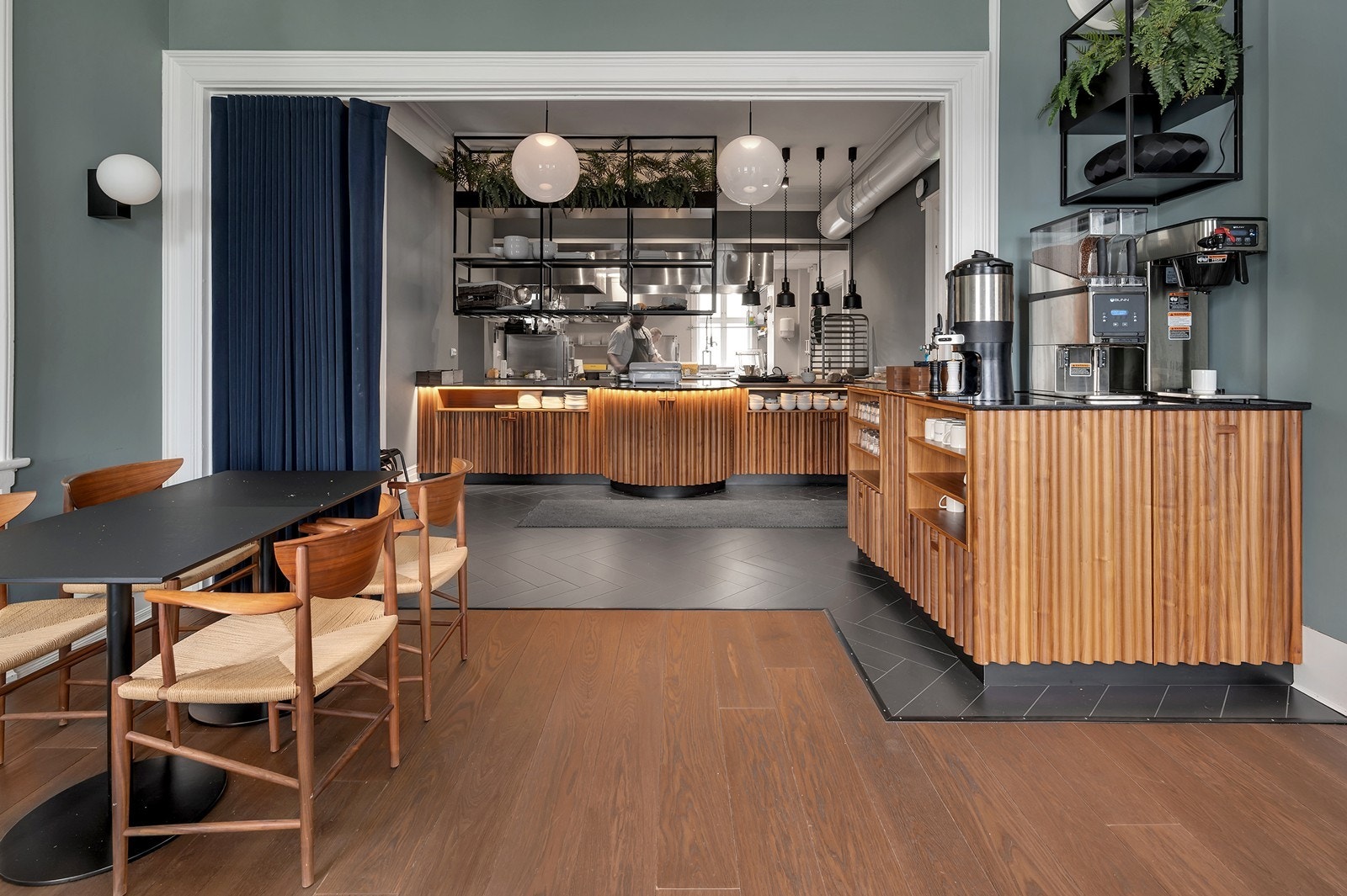 Felles kantine som betjenes av dyktige kokker Galleribilde