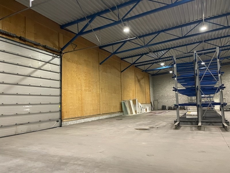 Takhøyden strekker seg fra 7.3 - 8,5 meter.
Mulighet til å kjøre inn i lokalet. Galleribilde