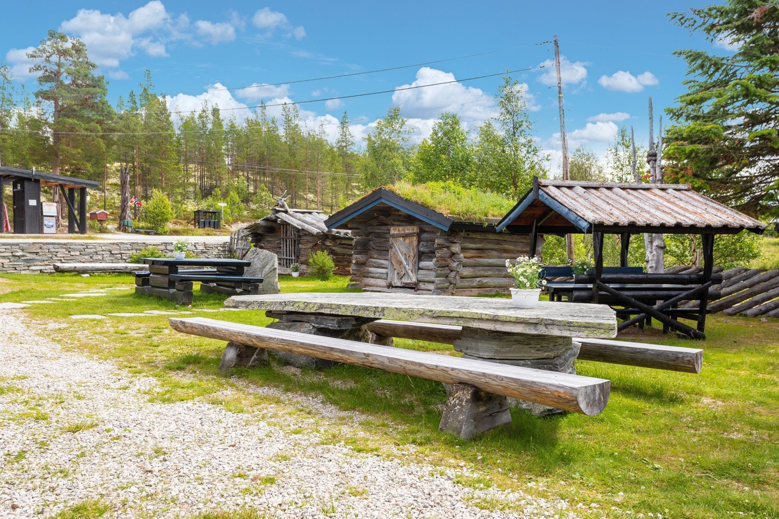 Stort steinbord utenfor kafeen. Galleribilde