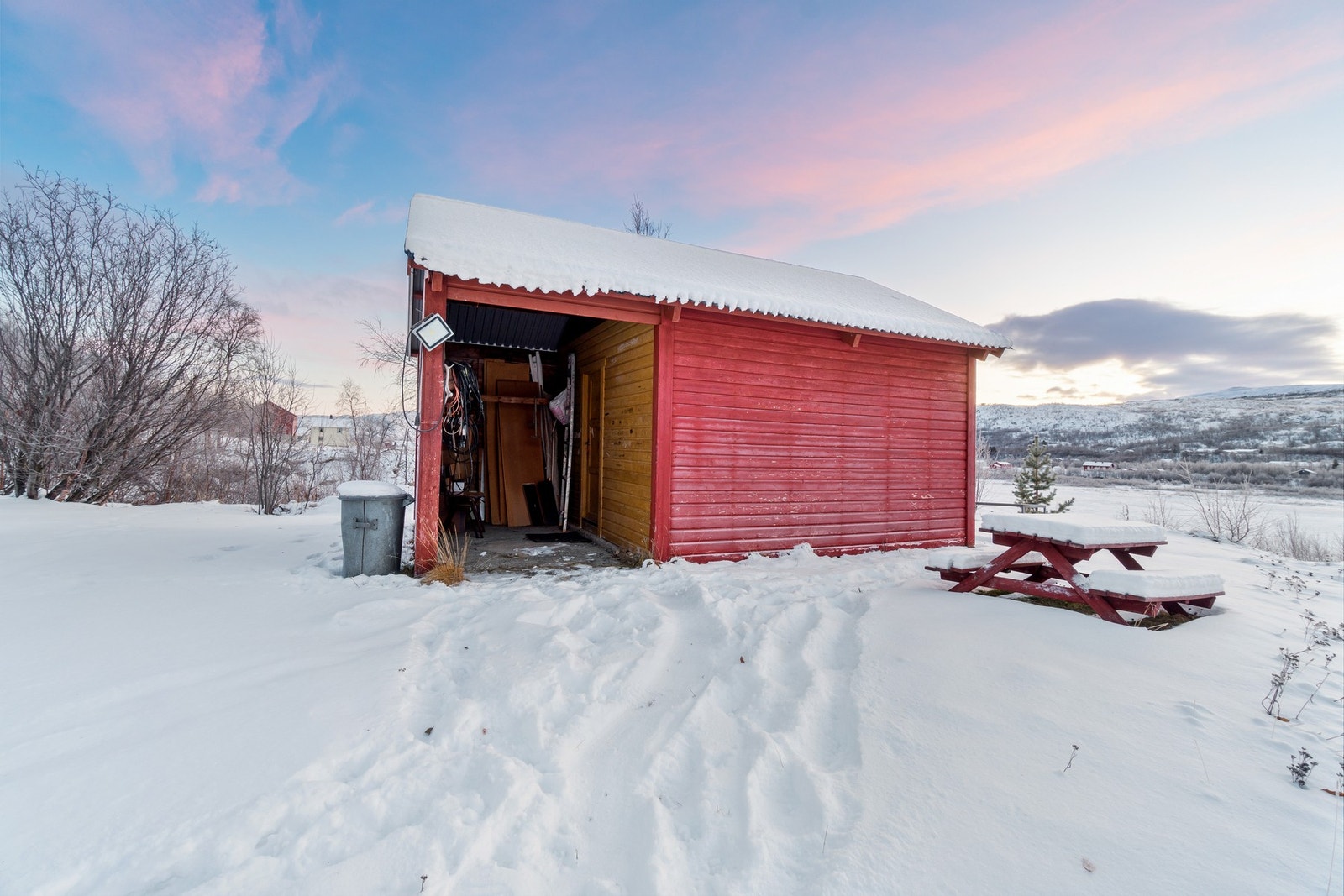 Utvendig bod som er fint for lagring og lignende. Her er det mulig å etablere fin område for grilling likeved flotte Tanaelva. Galleribilde