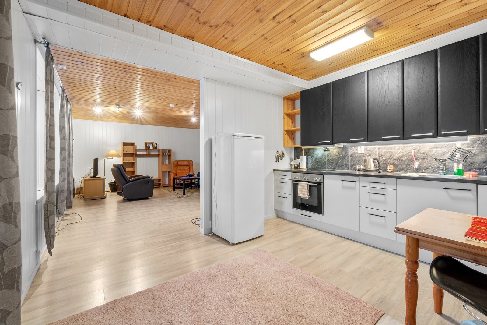 Leiligheten har kjøkken med lyse fronter. Galleribilde