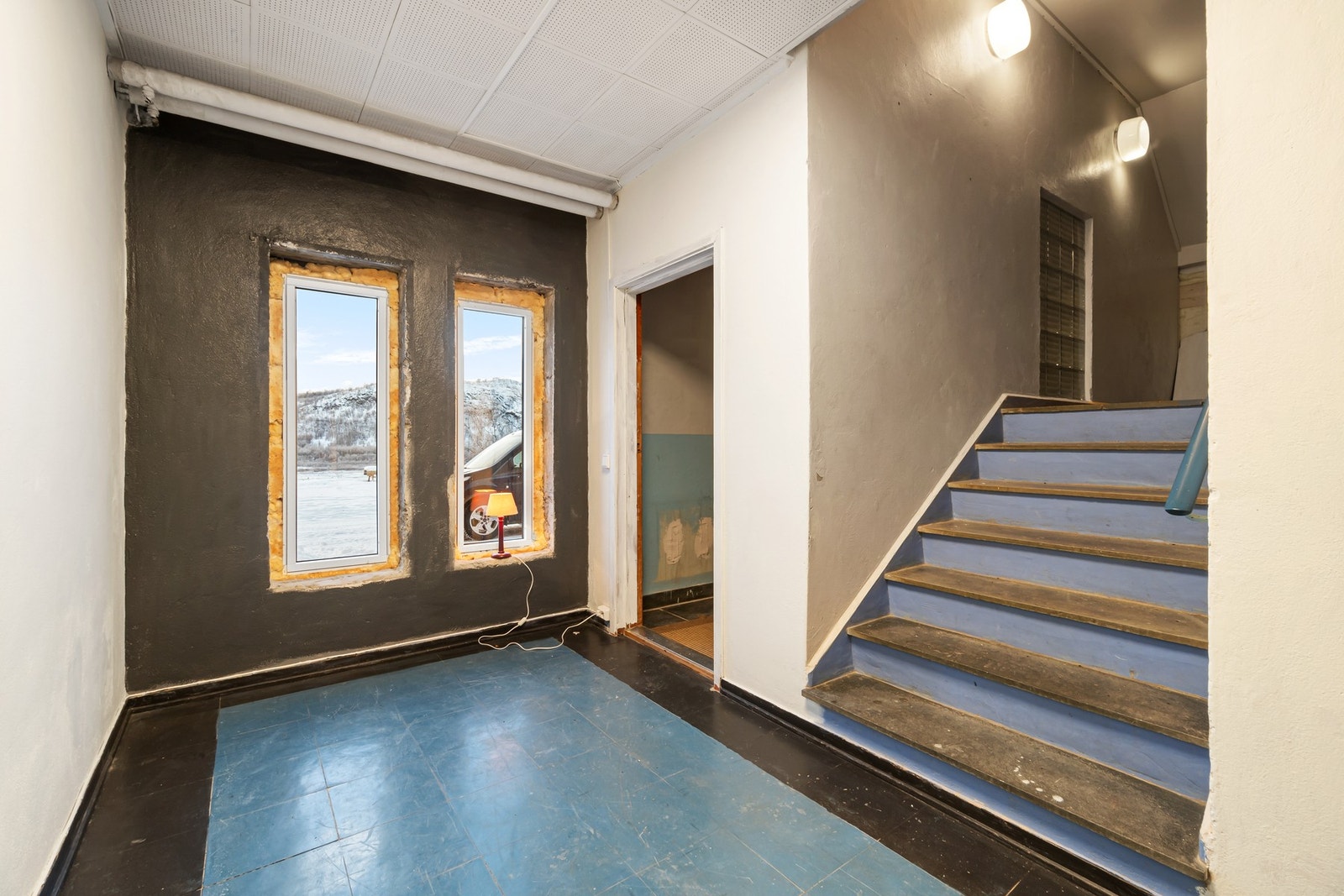 Inngangsområde. Vinduer er byttet. Galleribilde