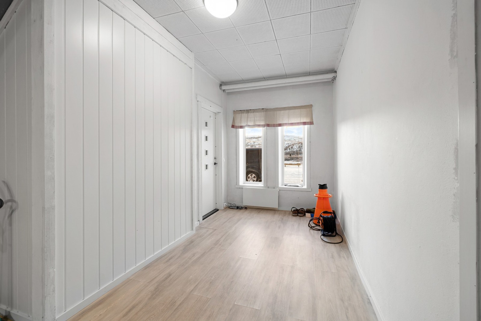 Inngangsparti og gang til leilighet Galleribilde