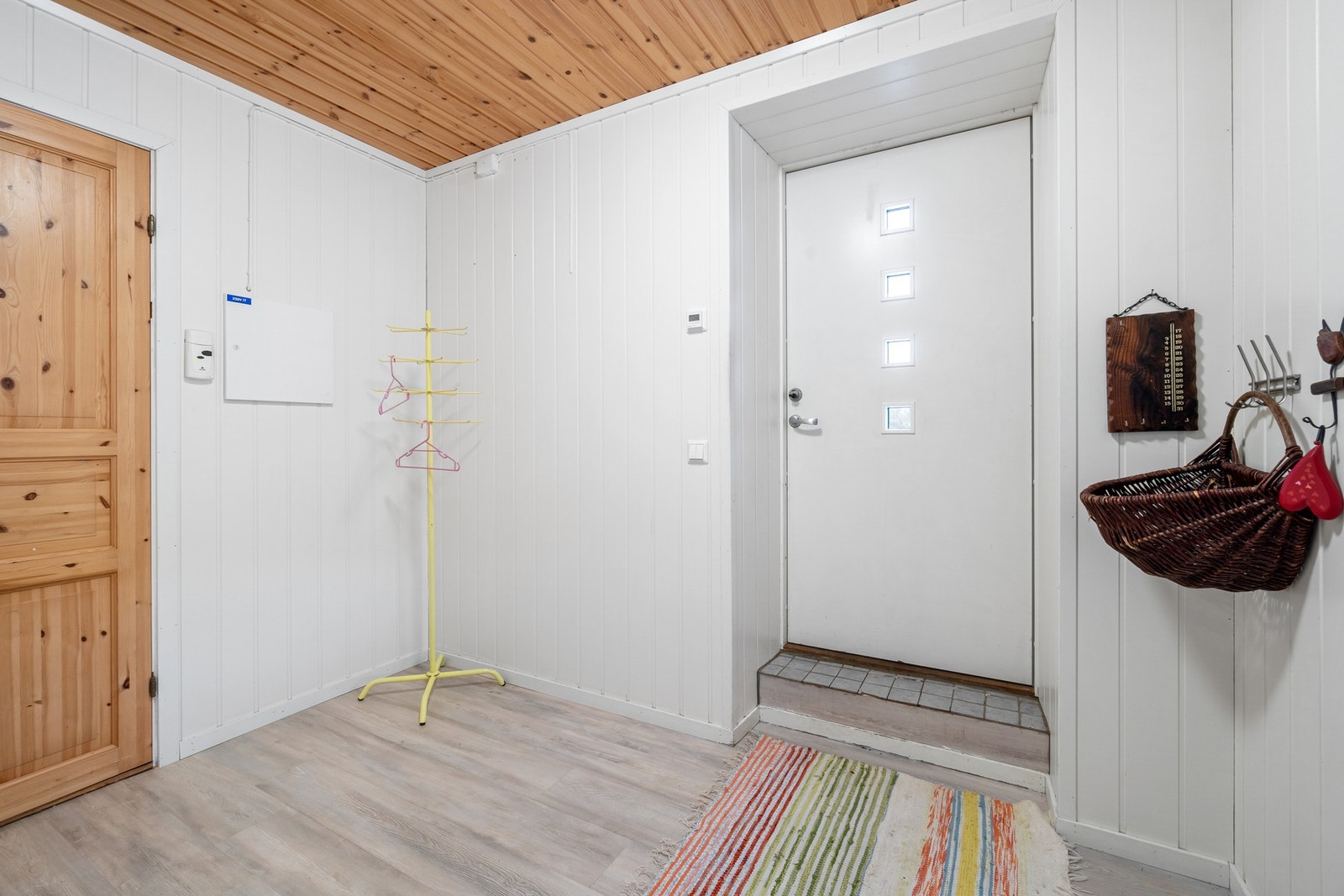 Inngangsdør og gang. Galleribilde