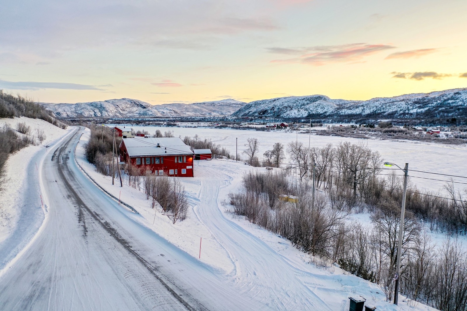 Velkommen til Deanugeaidnu 1780.Eiendommen sett fra veien E6 ned mot Tana elva. Foto: Thomassen Friluft Galleribilde