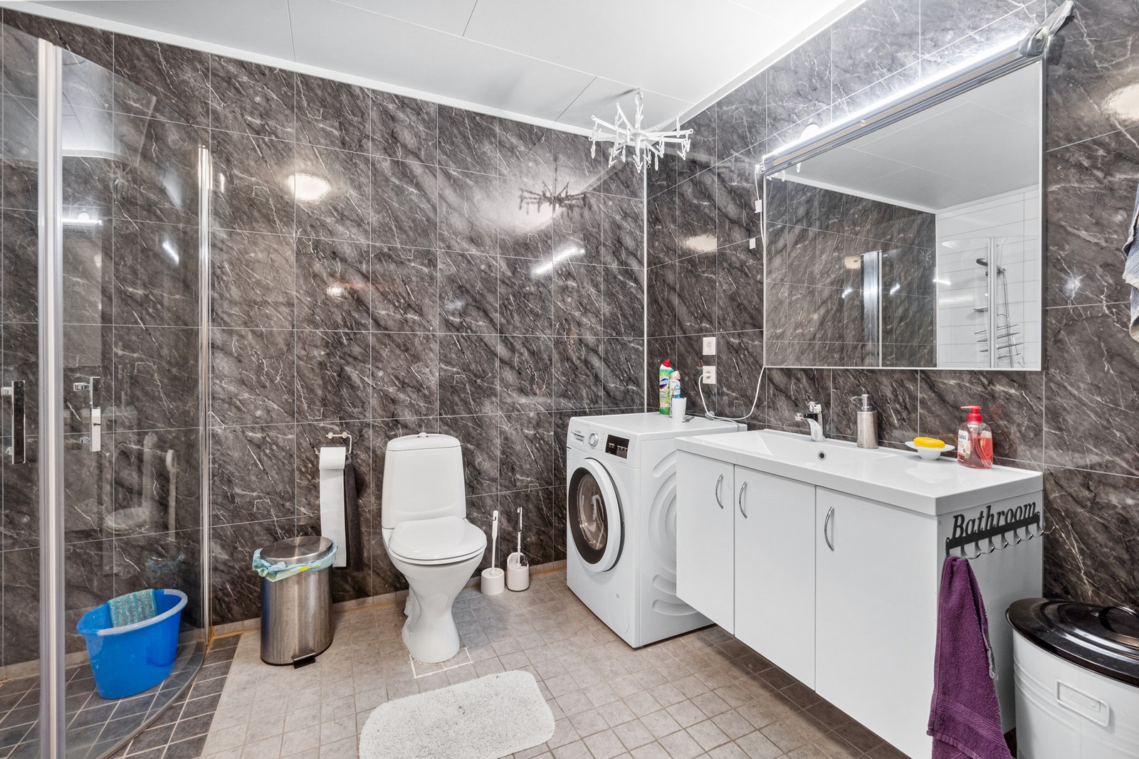 Bad og toalett. Galleribilde