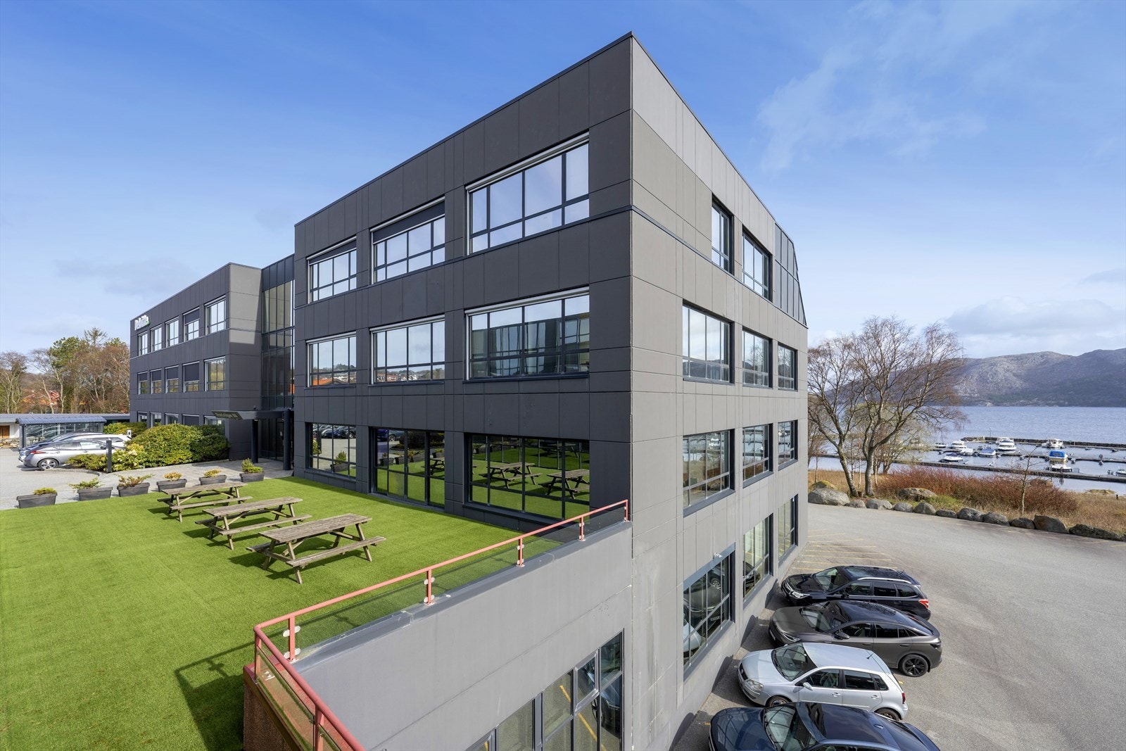 Felles uteområde med benker Galleribilde