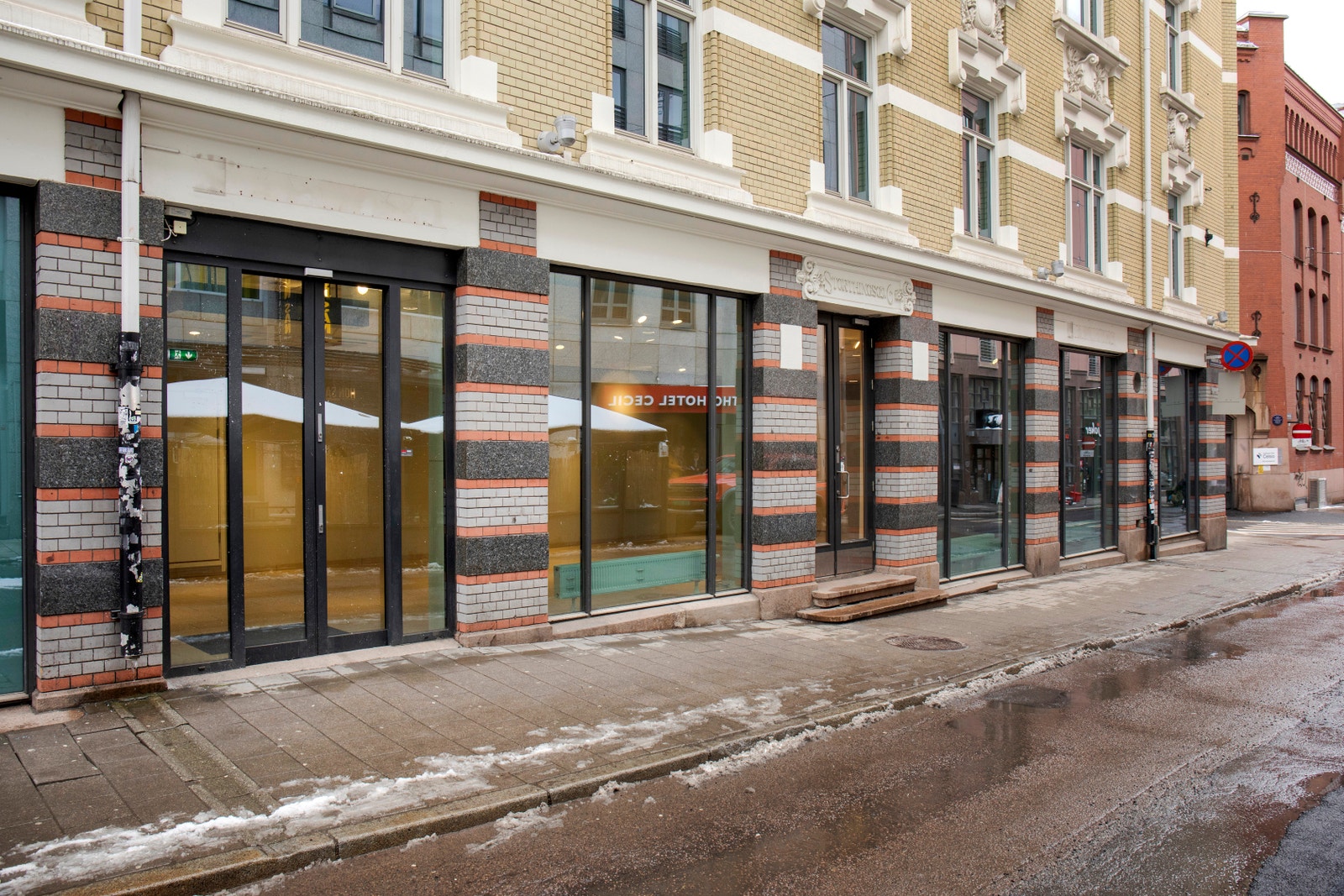 Store vindusflater ut mot Rosenkrantzgaten Galleribilde