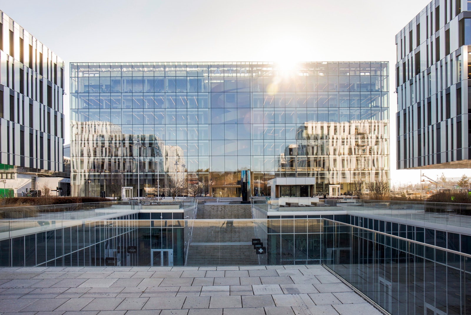 Glassfasade mot torget Galleribilde