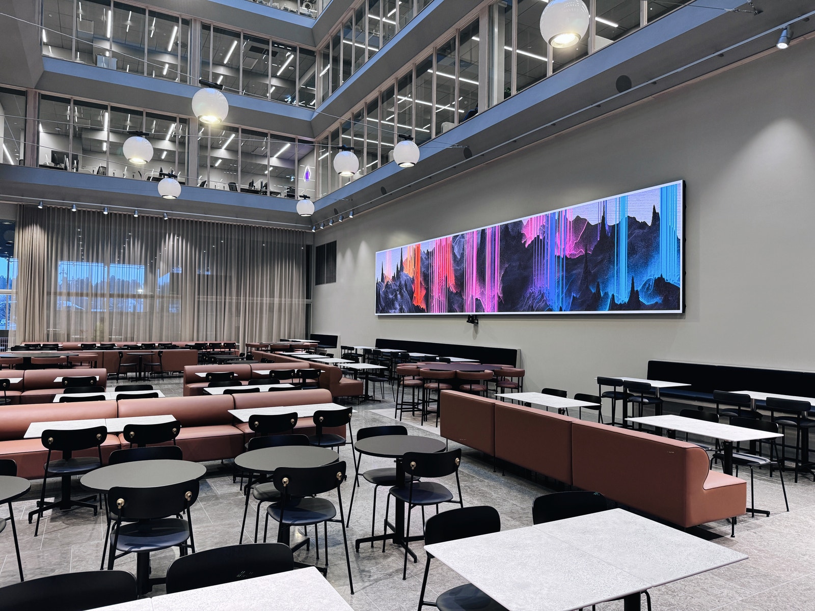 Personalrestaurant med moderne utsmykning Galleribilde