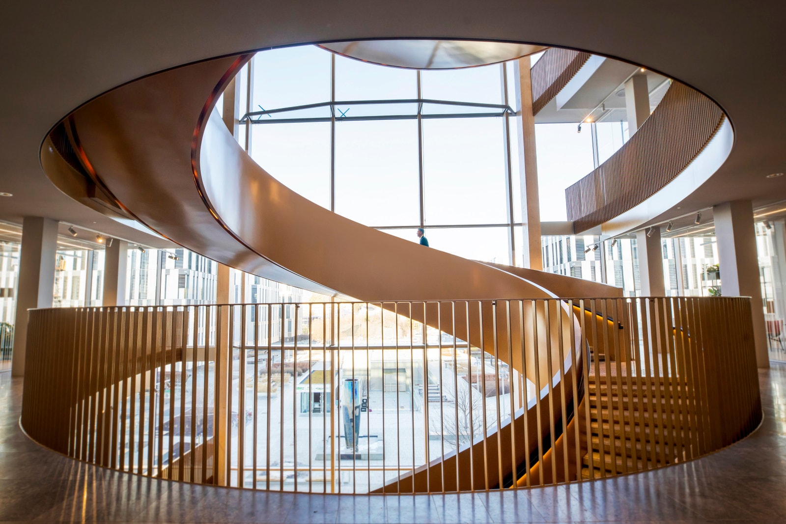 Den skulpturelle trappen er byggets blikkfang Galleribilde