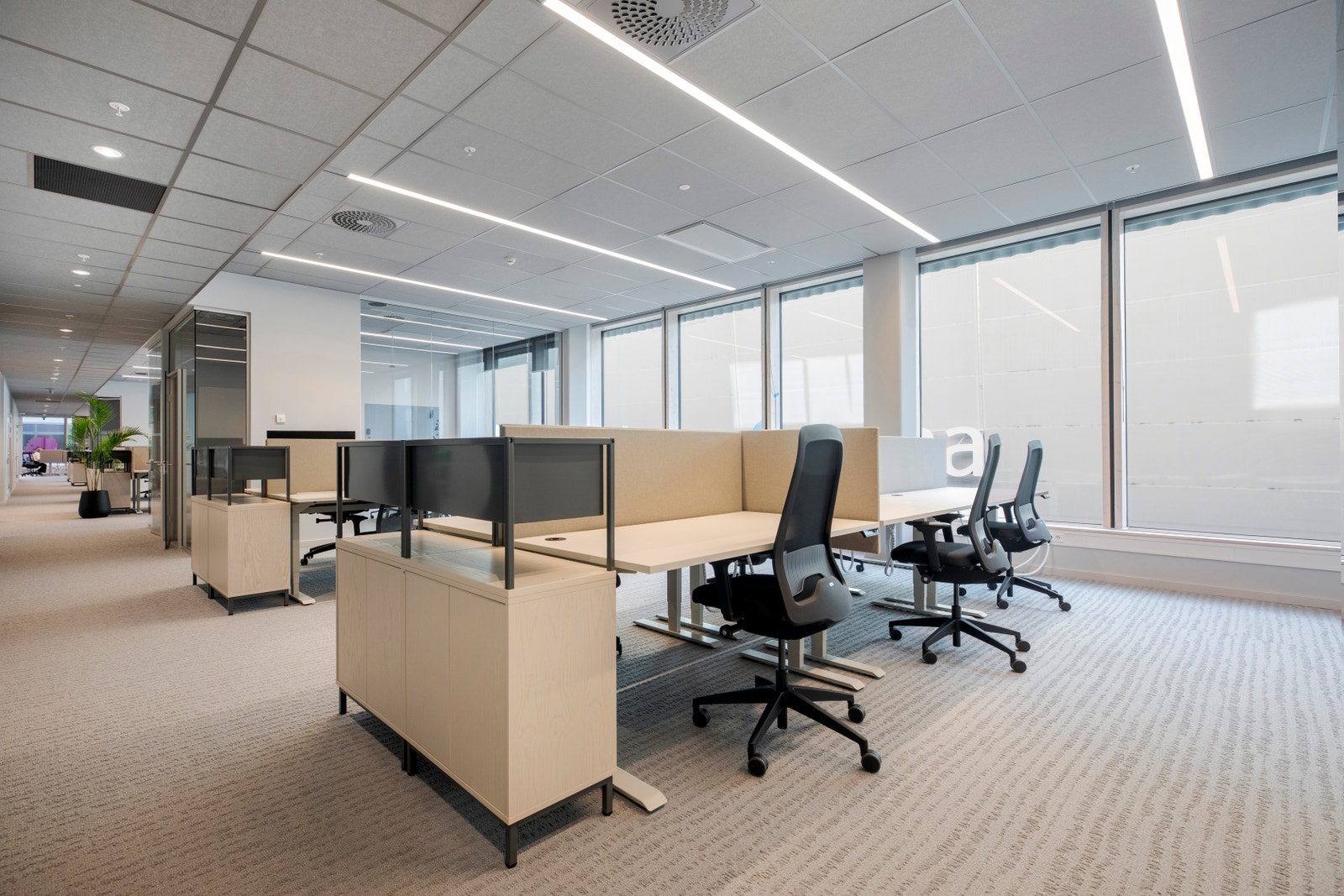 Kontorene leveres ferdig møblert Galleribilde