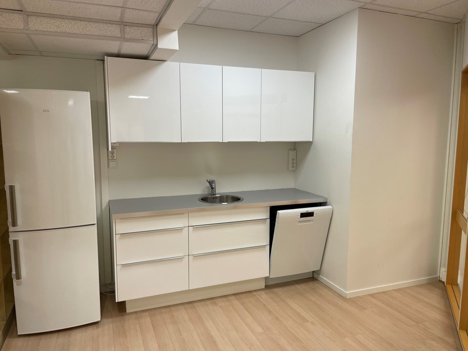 Ett av flere kjøkken og spiserom. Galleribilde