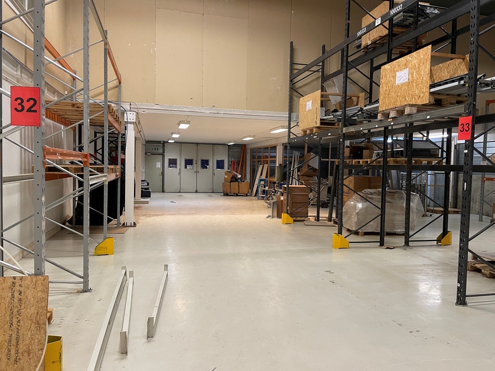 Lager med kjøreport mot inngjerdet uteareal Galleribilde