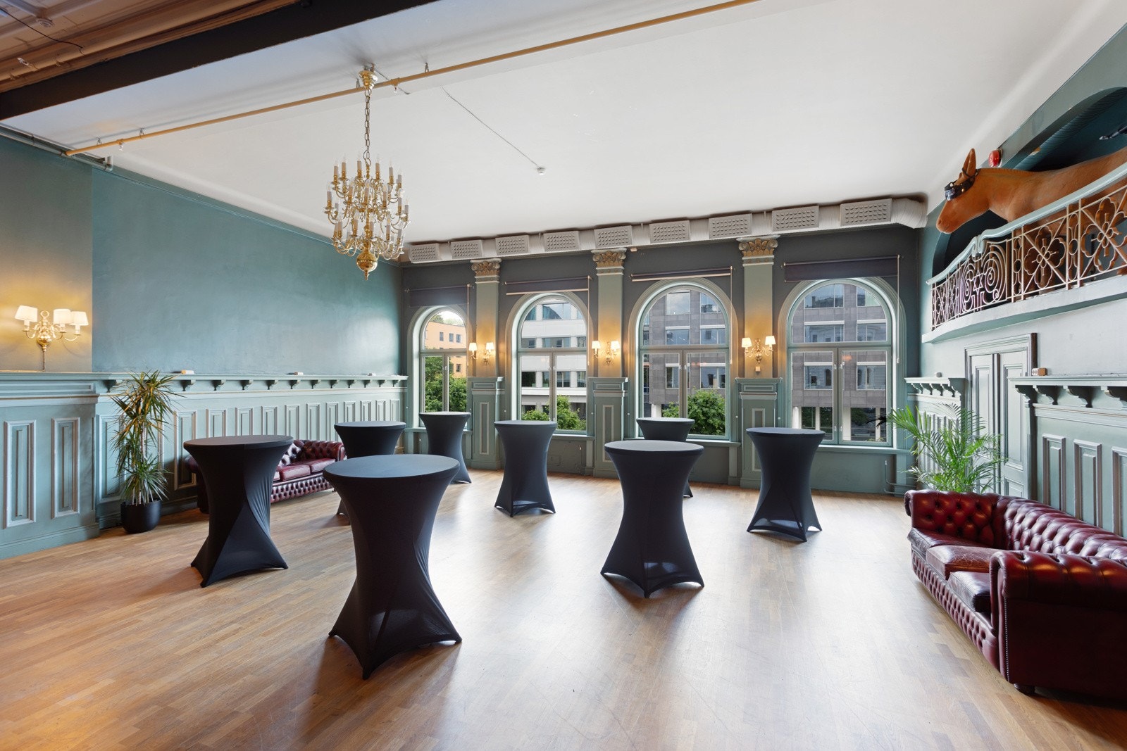 Lillesalen ligger i andre etasje og har fire buevinduer mot øst. Rommet har tofløyet dør til en anretning mot storkjøkkenet, til foajeen og til hall mot hovedtrapperommet. Salen er godkjent for 200 gjester eller 70 til bespisning. Galleribilde