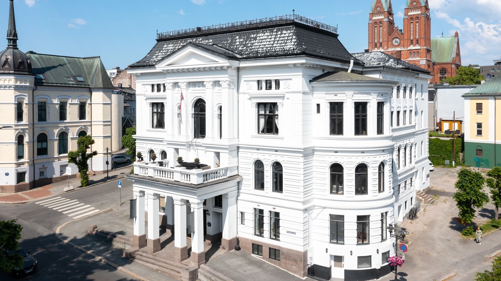 Festiviteten er et ærverdig praktbygg tegnet av arkitekt Paul Due, innviet på Henrik Ibsens bursdag i 1891. Bygget har et bruksareal på 2760 kvm og ligger på en 1628 kvm stor tomt, som kan ha potensial for videre utnyttelse. Galleribilde