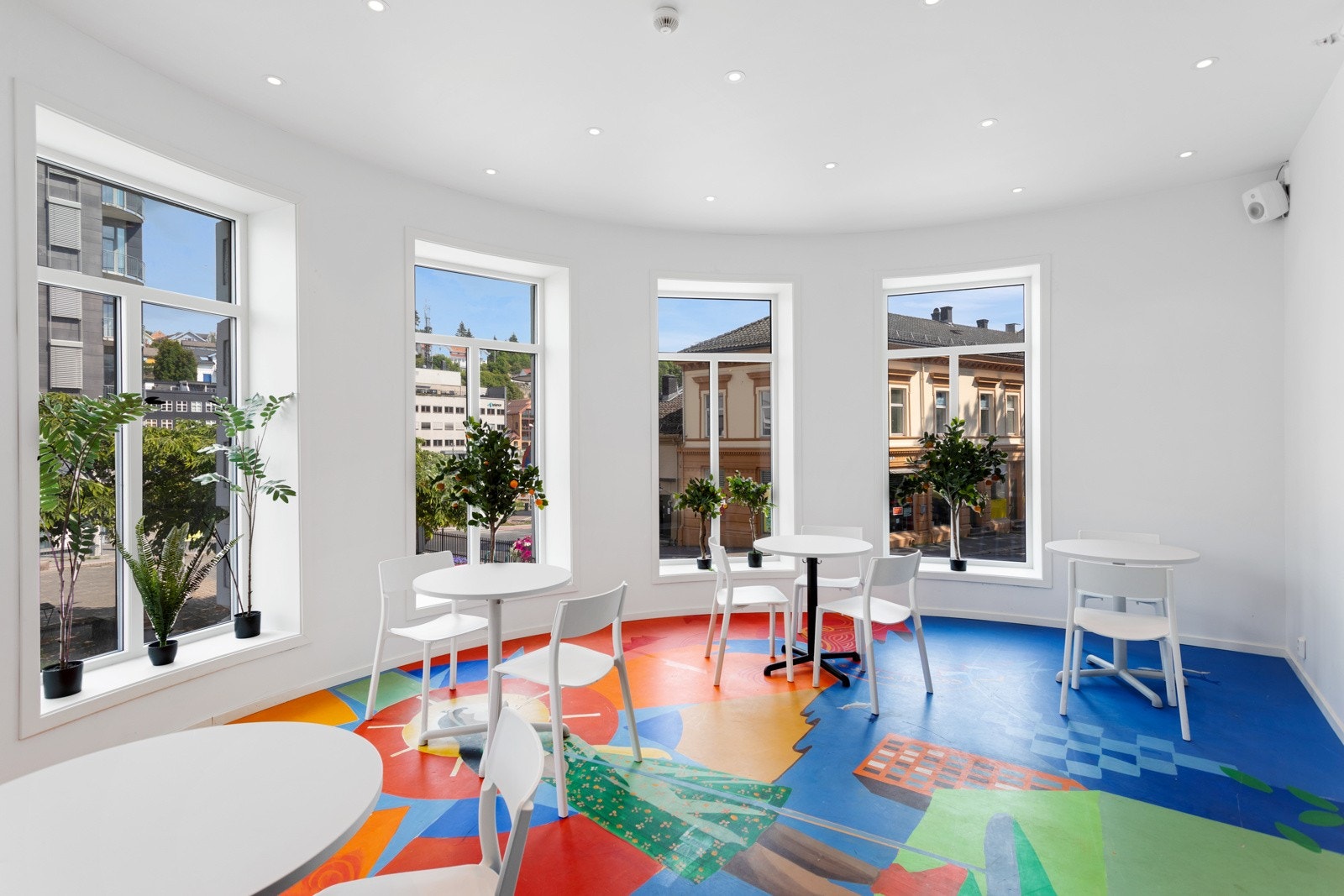 Rommet har gulvmaleri laget av kunstner: Fadlabi (Cassius Fadlabi) Galleribilde