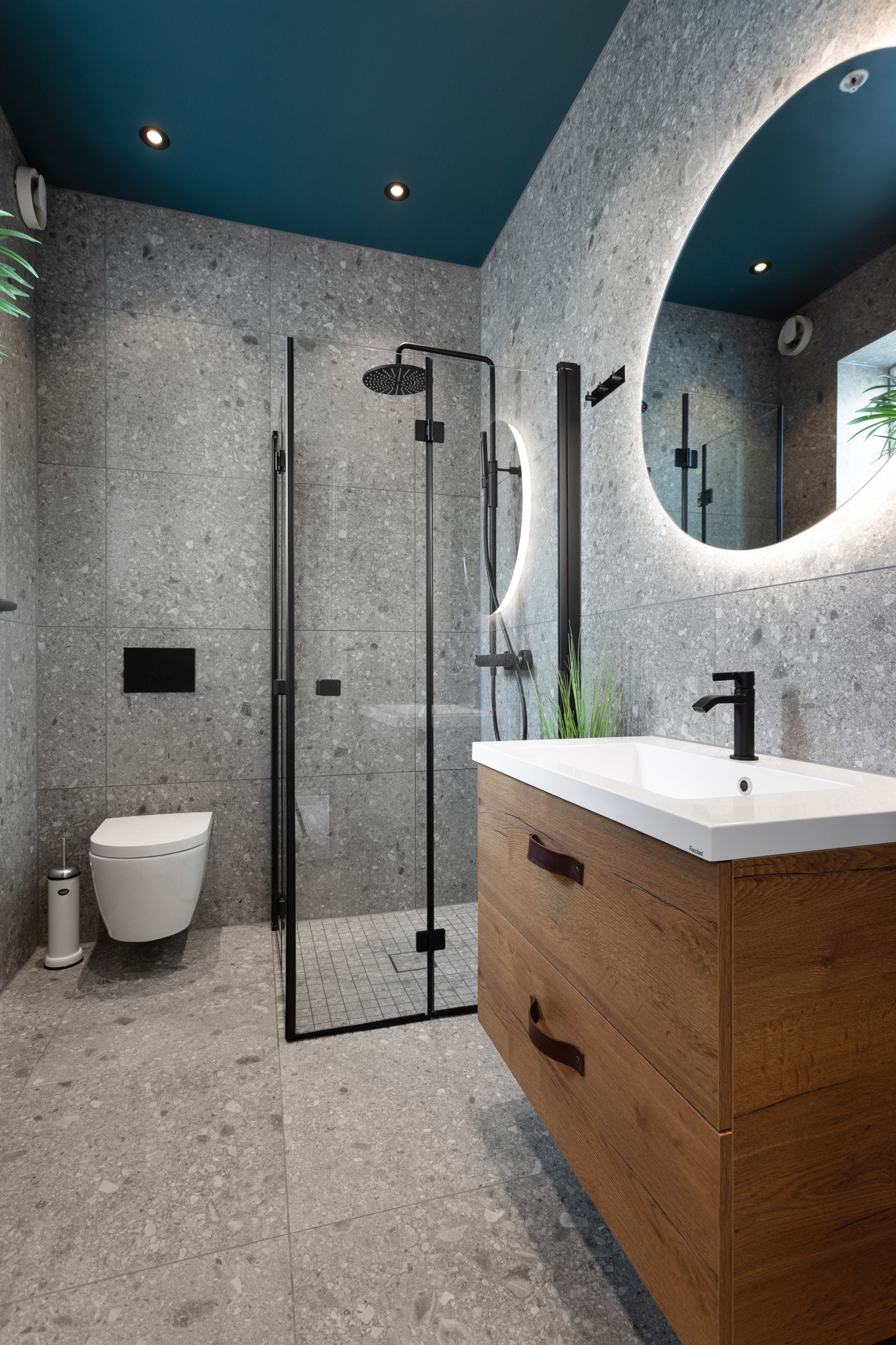 Det andre badet fra 2020 har samme fliser som det første, men her er taket malt i en dyp turkisfarge. Det er downlights i tak og dagslys fra et vindu. Galleribilde