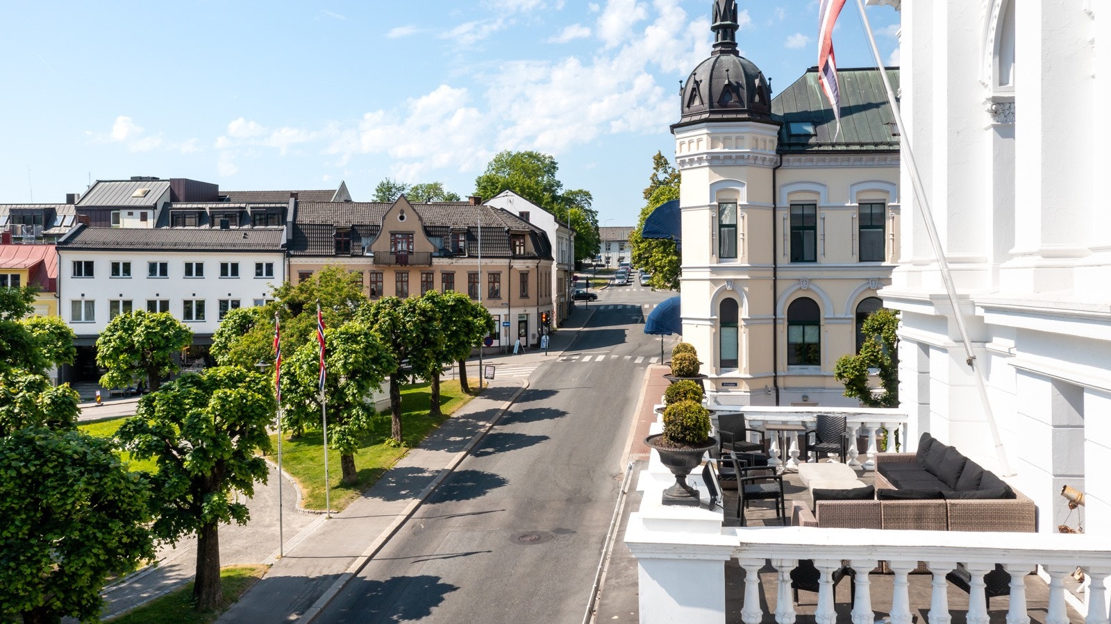 Utsikten fra balkongen vender mot syd til Ibsenparken, med ærverdige trær som gir grønn skjerming. Den flotte uteplassen har balustraderekkverk og god plass til møbler. Bygget har også en langstrakt, vestvendt balkong som nylig er oppgradert. Galleribilde