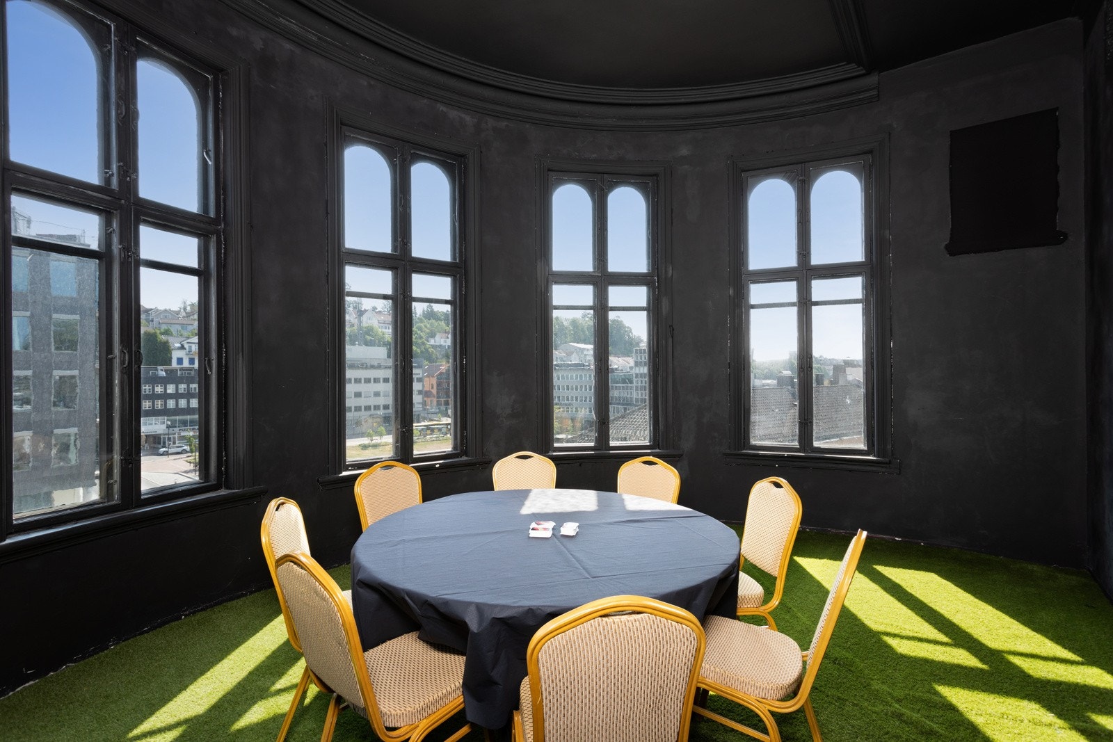 Bygget har flere andre saler, kontorer, stuer og showroom som egner seg til mindre selskaper og ulike arrangementer. Første, andre og tredje etg. har hvert sitt kontor i byggets bueformede utbygg mot øst. Disse rommene får nydelig dagslys fra fem vinduer. Galleribilde