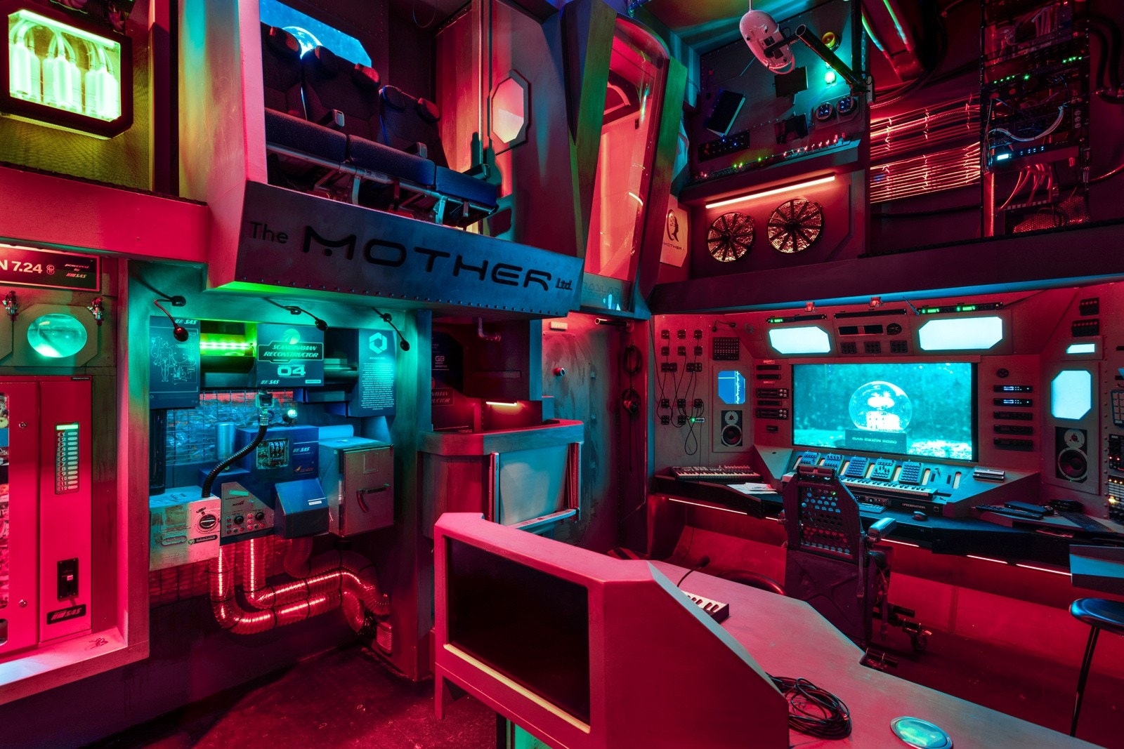 Bygget har også et showroom/lydstudio innredet som innsiden av et romskip. Galleribilde