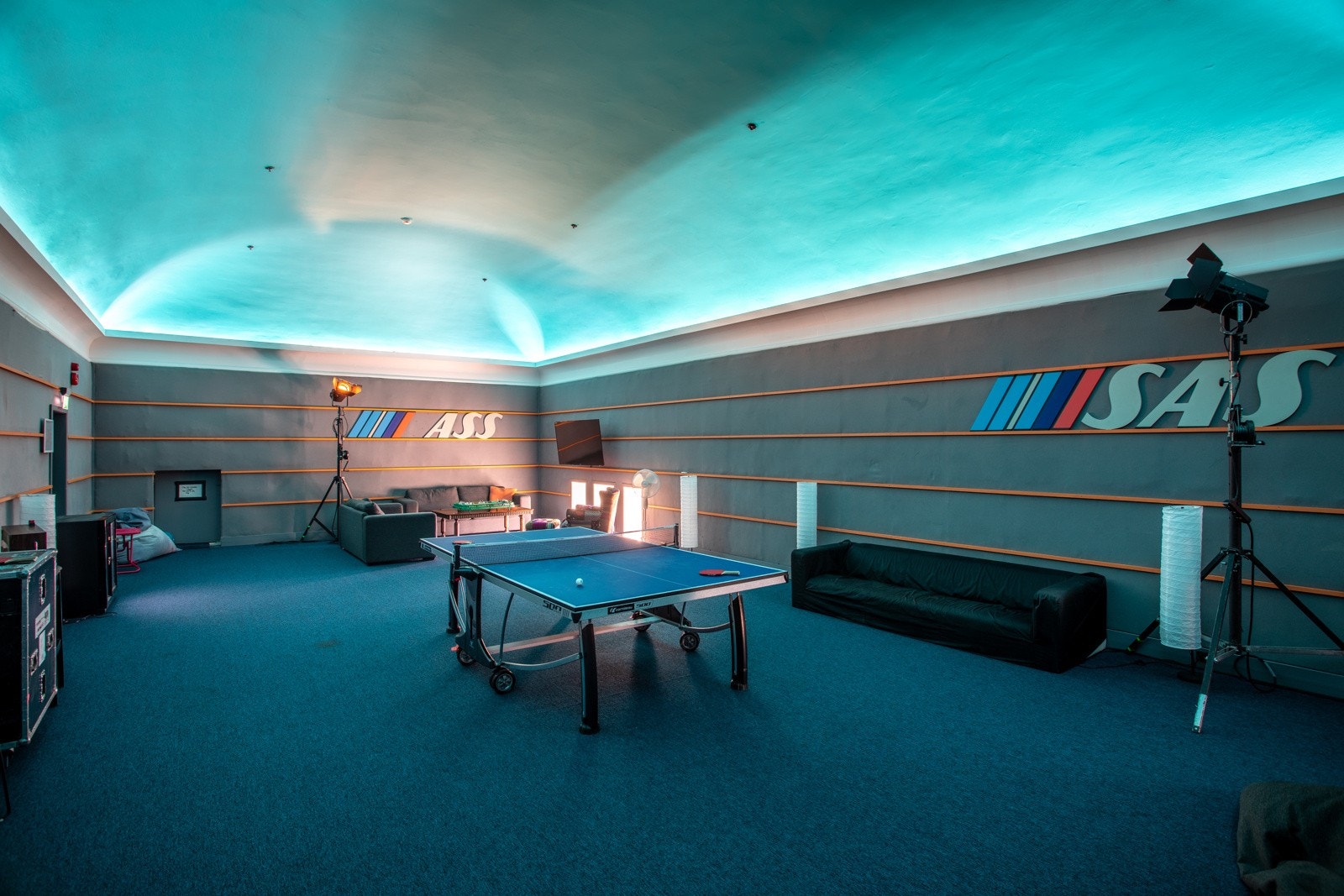 I fjerde etasje ligger et avlangt lydstudio/spillrom med buet himling, stemningsfull lyssetting og hems. I bakkant av rommet er det inngang til kontor/opptaksrom Galleribilde