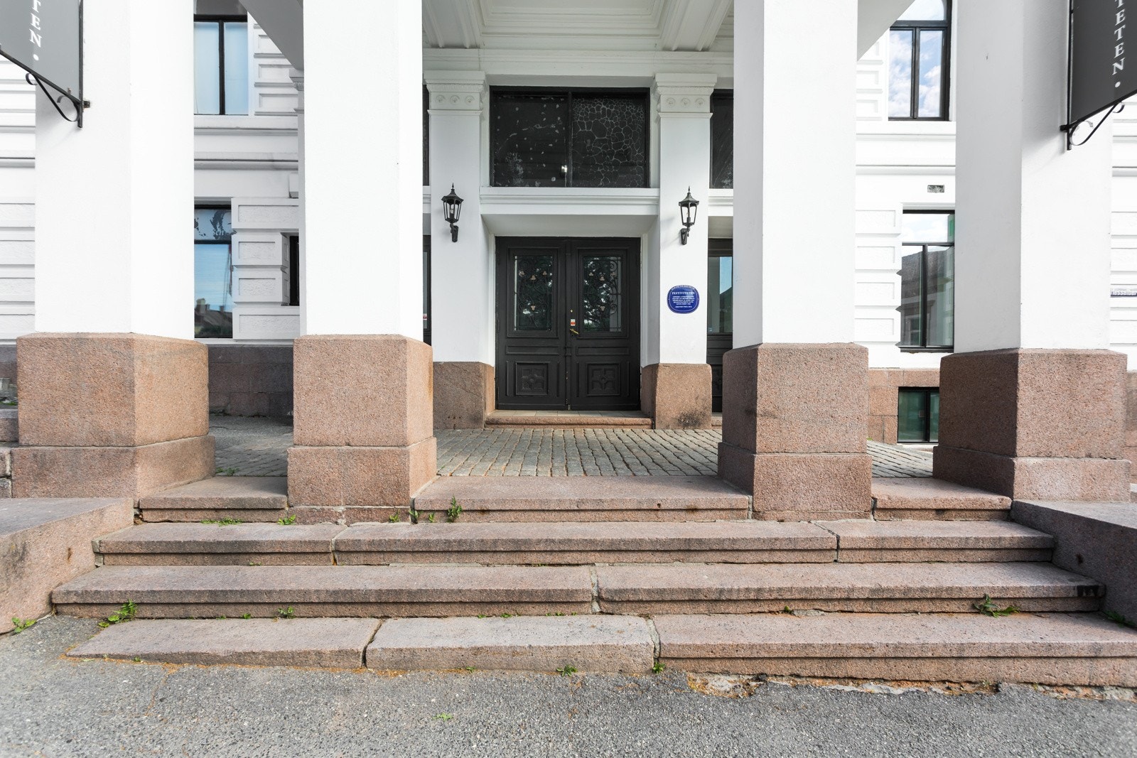 Bygningen har en flott hovedinngang i tempelstil med overbygg av balkong hvilende på søyler. Galleribilde