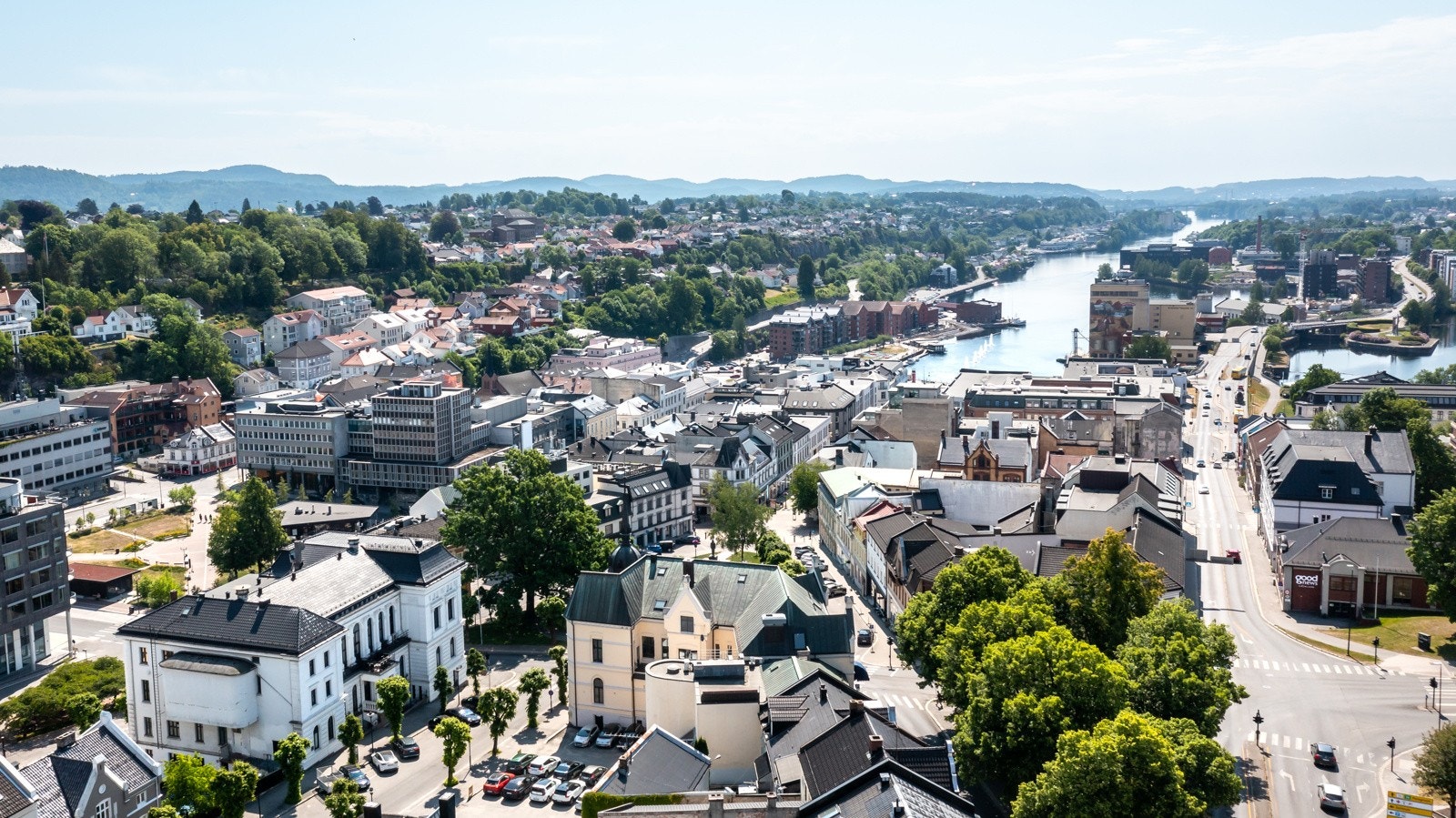 Fra eiendommen er det ca. 10 min å gå til Skienselva og indre delen av Hjellevatn. Turistbåtene som trafikkerer Telemarkskanalen starter fra brygga på Hjellen. Ved vannet ligger Bakkestranda, en populær badeplass med sandstrand og fine gressletter. Galleribilde
