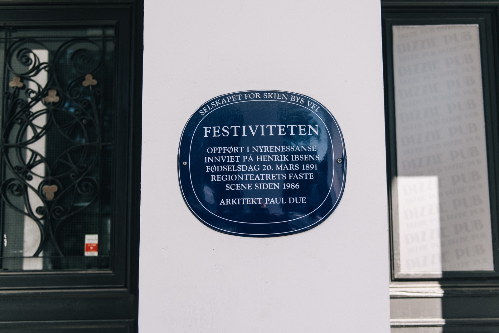 Festiviteten er et ærverdig praktbygg tegnet av arkitekt Paul Due, innviet på Henrik Ibsens bursdag i 1891. Galleribilde