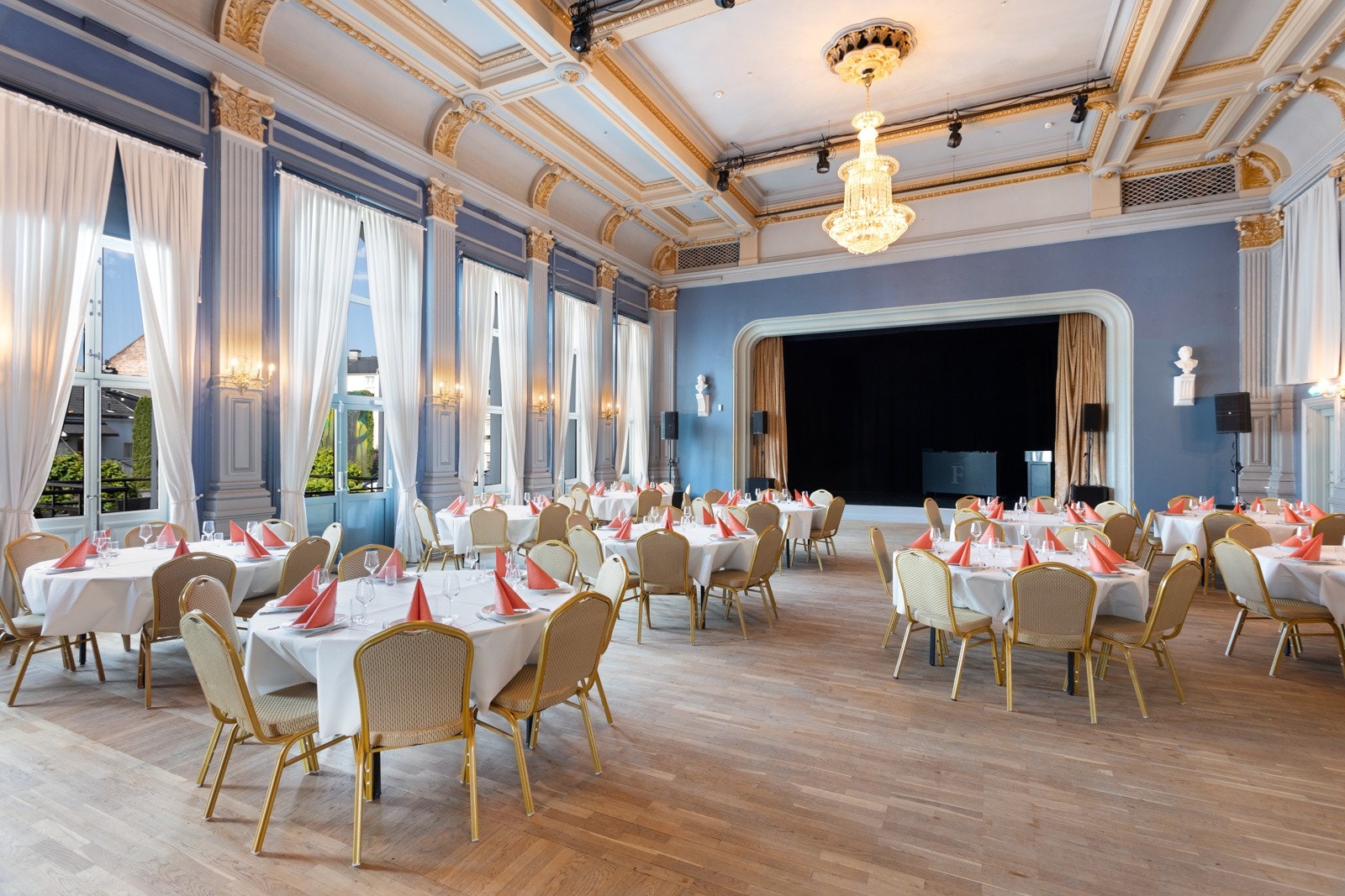 Byggets storsal ligger i tredje etasje og er imponerende vakker med en fantastisk takhøyde på 7,5 meter, scene, galleri, samt høye vinduer og utgang til balkong i vest. Galleribilde