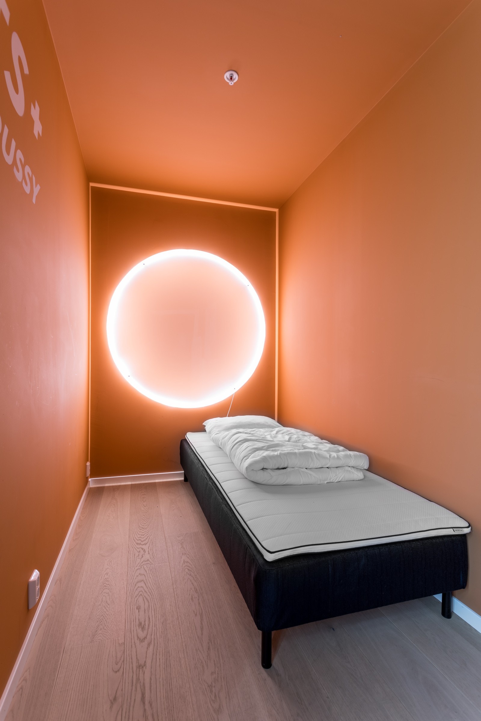 Bygget har midlertidig brukstillatelse for varig opphold og har blant annet fire rom innredet som soverom, tre med teppe på gulv og det siste med enstavs parkett. De største rommene har mulighet for flere sengeplasser. Galleribilde