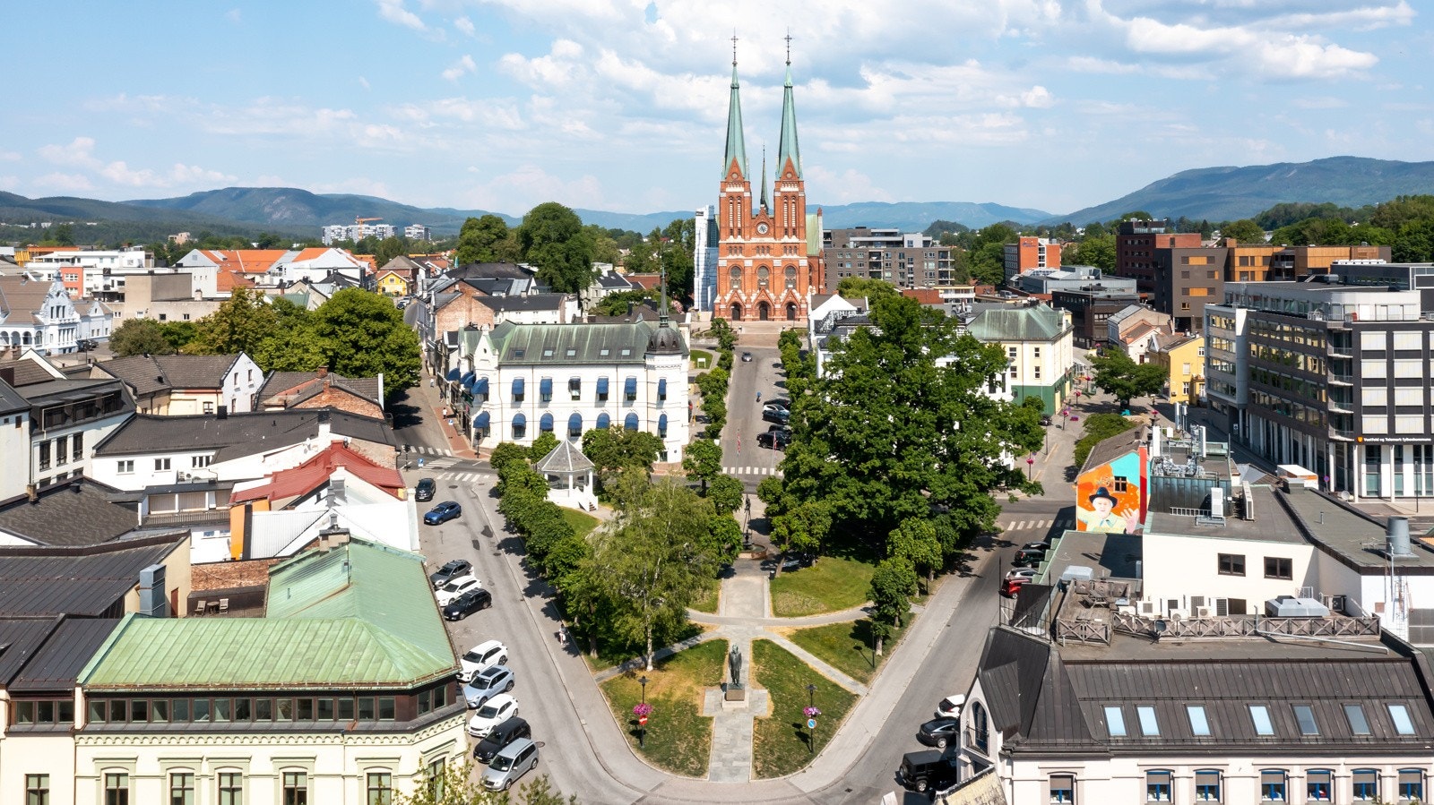 Festiviteten ligger i hjertet av Skien i Skien kommune, med grense mot Ibsenparken i syd og med kirken et par kvartaler i bakkant. Nabobyggene er ærverdige og fra omtrent samme epoke, noe som gir en flott helhet for området. Galleribilde