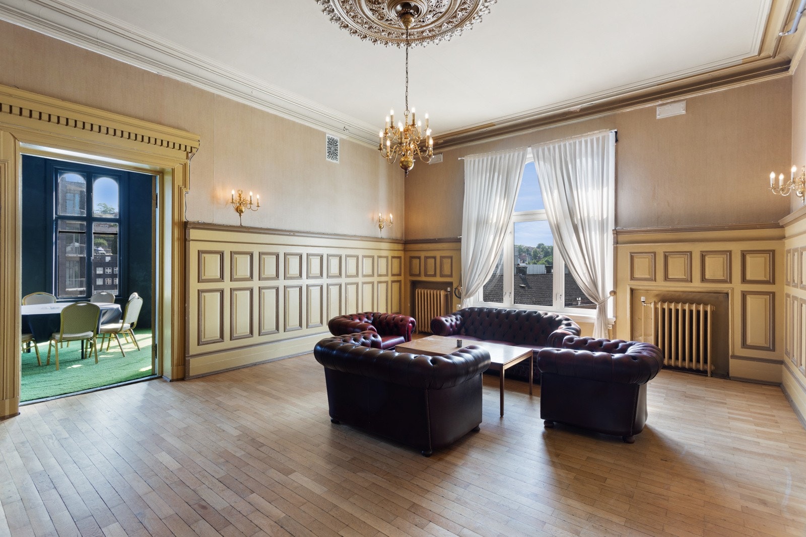 Rommene ligger tilknyttet henholdsvis bar, kontor og hall. Hallen i tredje etasje har et staselig uttrykk med flott takrosett, stukkatur og høy brystningspanel. Doble fløydører fører til det ovale rommet, som i denne etasjen har sortmalte overflater. Galleribilde