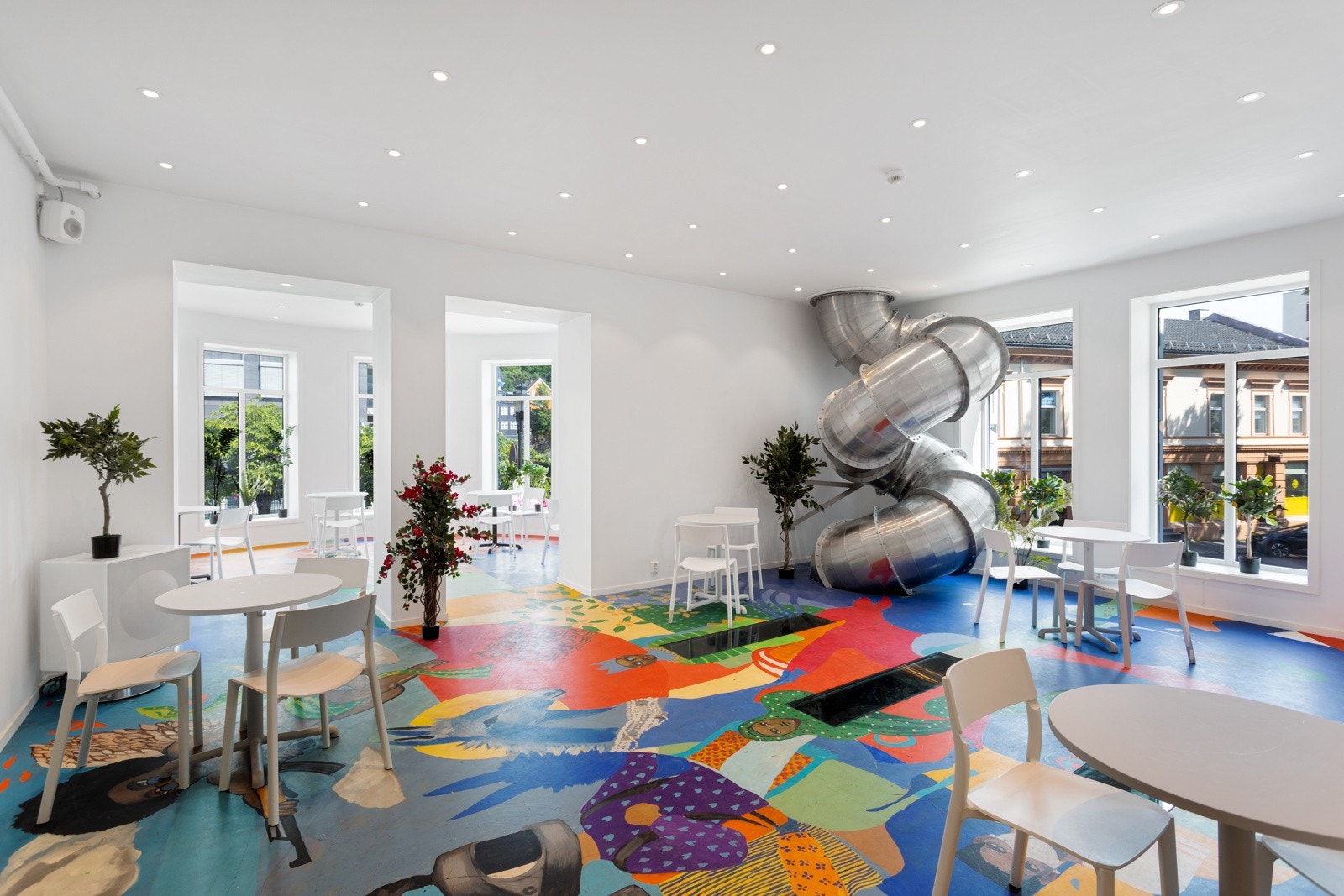 En spesiallaget sklie slynger seg mellom etasjene i det ene rommet. Galleribilde