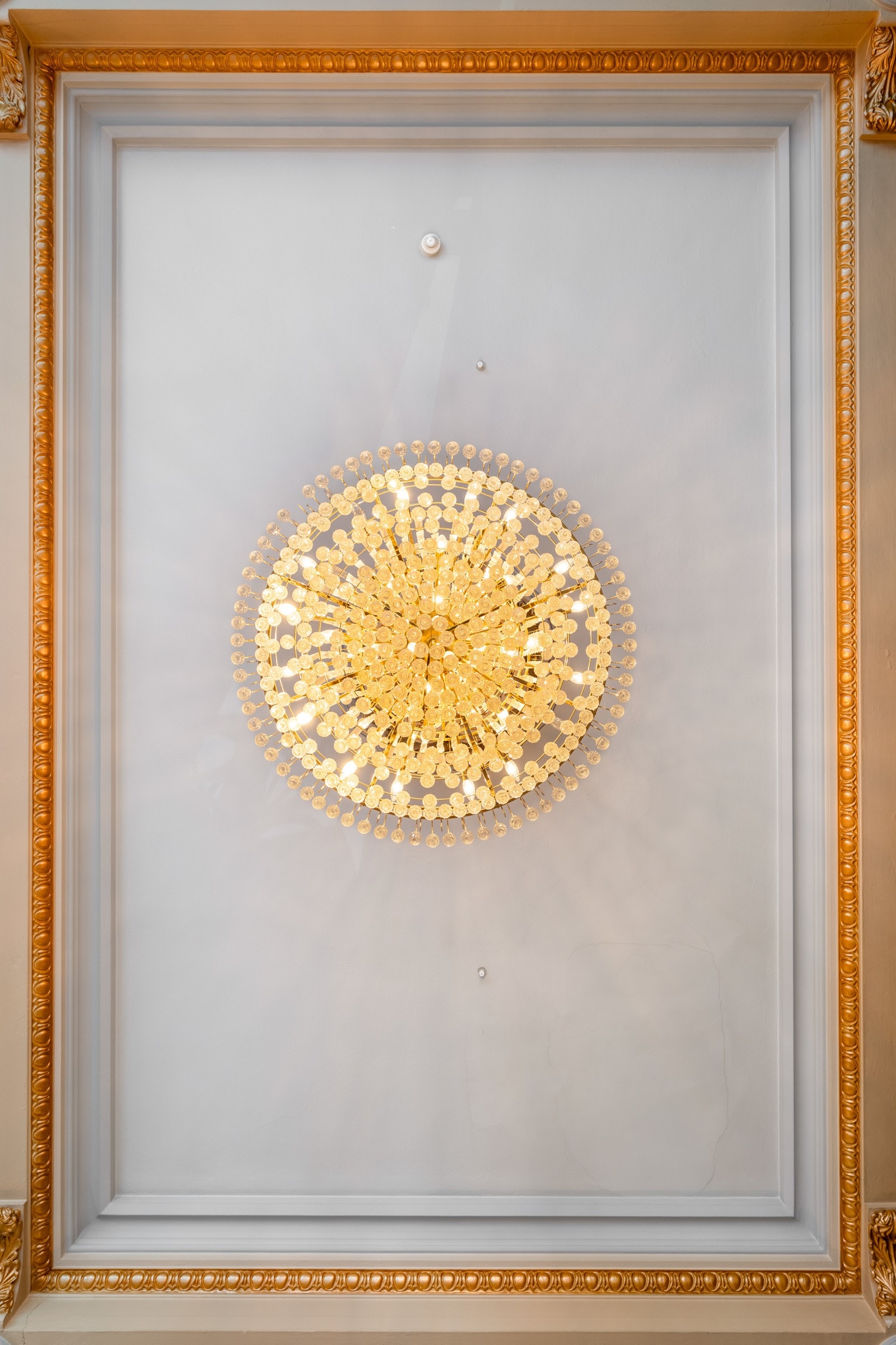 Himlingen er et smykke i seg selv med overdådig stukkatur, gylden akantusdekor, rosetter og fantastiske lysekroner. Galleribilde