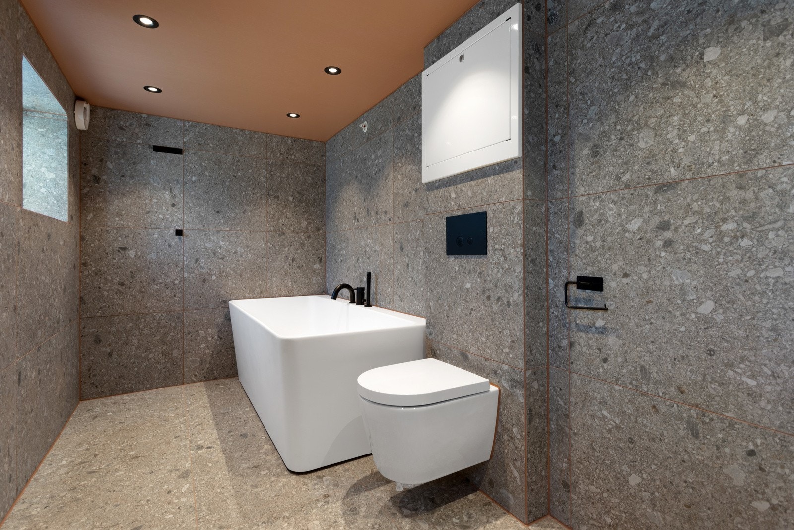 Bygget har toaletter i alle etasjer, foruten loft. I tillegg er det tre bad, hvorav to fra 2020. Galleribilde